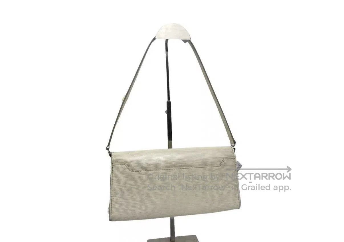 Louis Vuitton White Textured Crossbody Clutch Bag. Size ONE SIZE - 2 Thumbnail