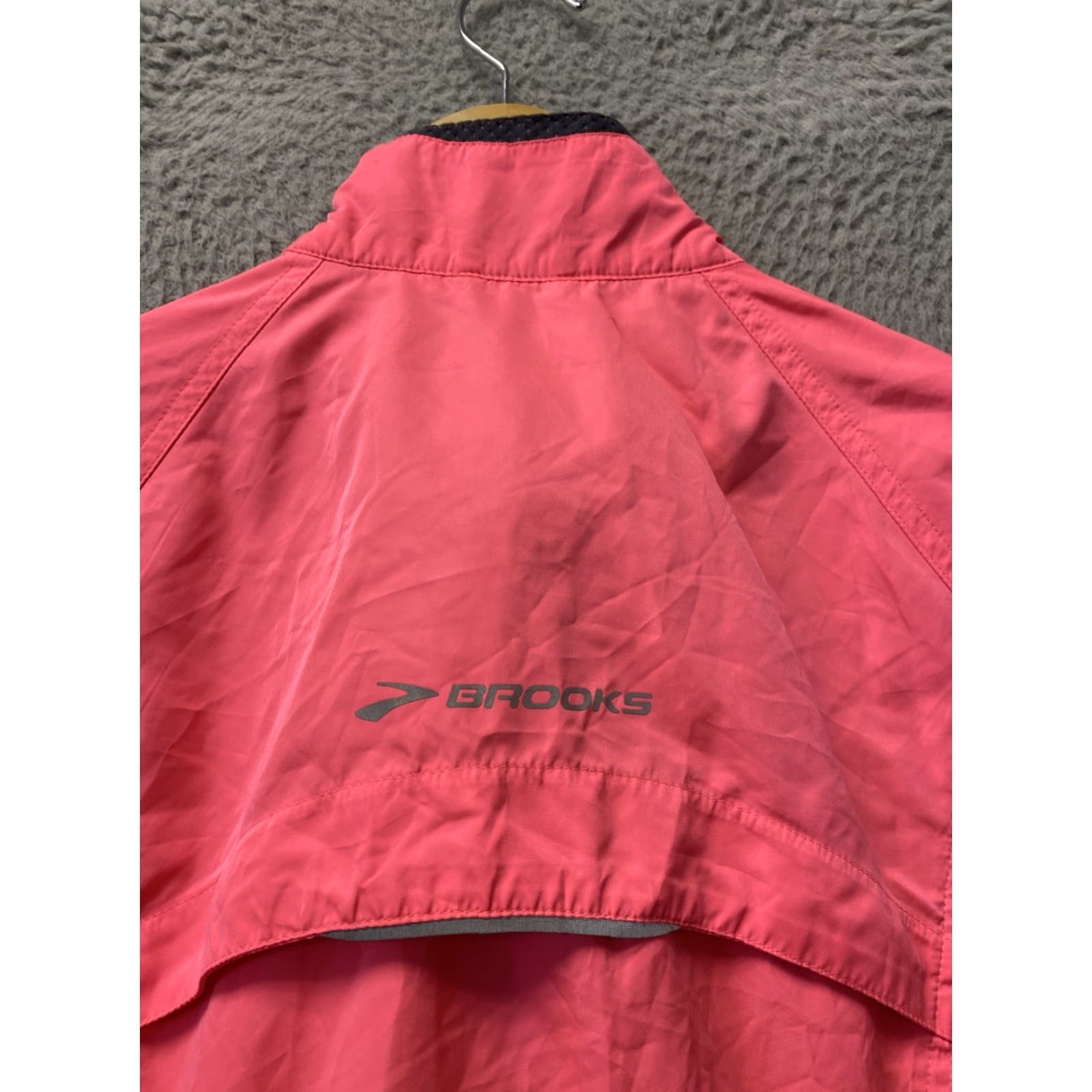 Brooks Brooks Nightlife Essential Neon Pink Lightweight Women's L Running Jacket Size L / US 10 / IT 46 - 7 Thumbnail