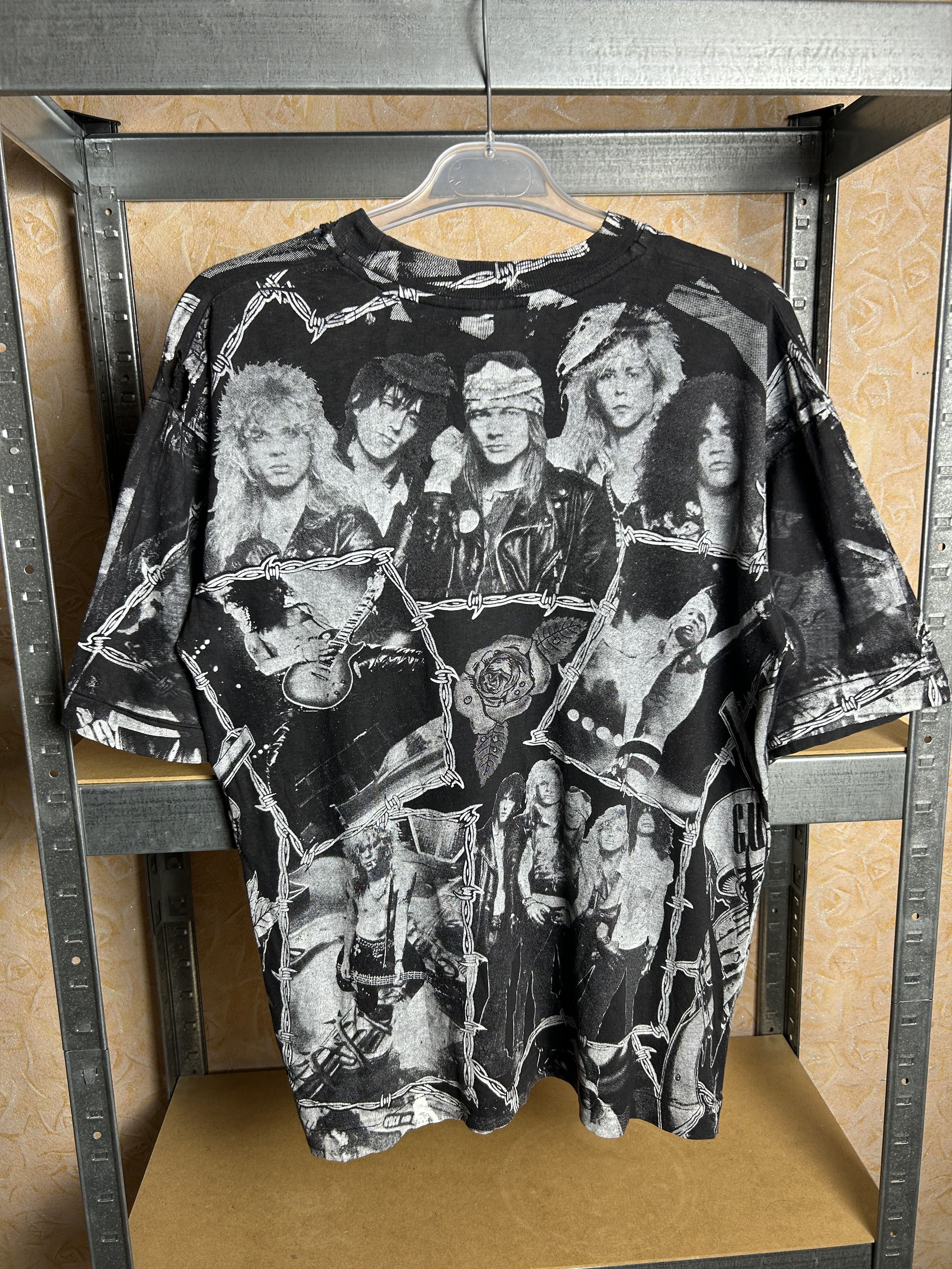 Band Tees Vintage 90s Guns n Roses All Over Print Rock Band T-shirt Size US L / EU 52-54 / 3 - 2 Thumbnail