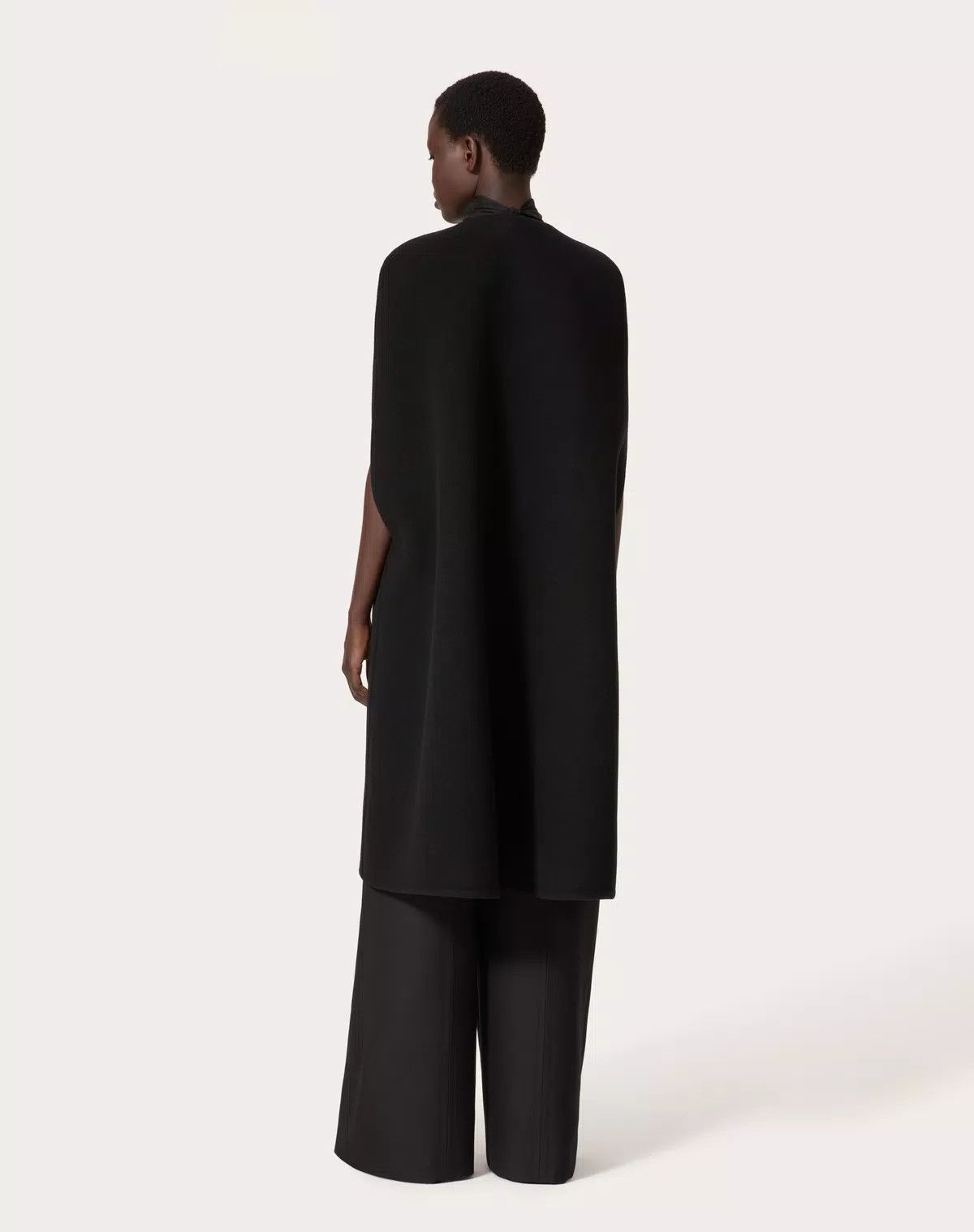 Valentino o1s1wg110426 Fluffy Cashmere Blend Cape in Nero Size M / US 6-8 / IT 42-44 - 6 Thumbnail