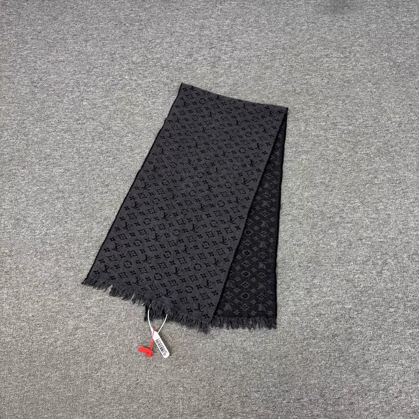 Louis Vuitton Louis Vuitton Monogram Wool Scarf Black 99 New Size ONE SIZE - 1 Thumbnail