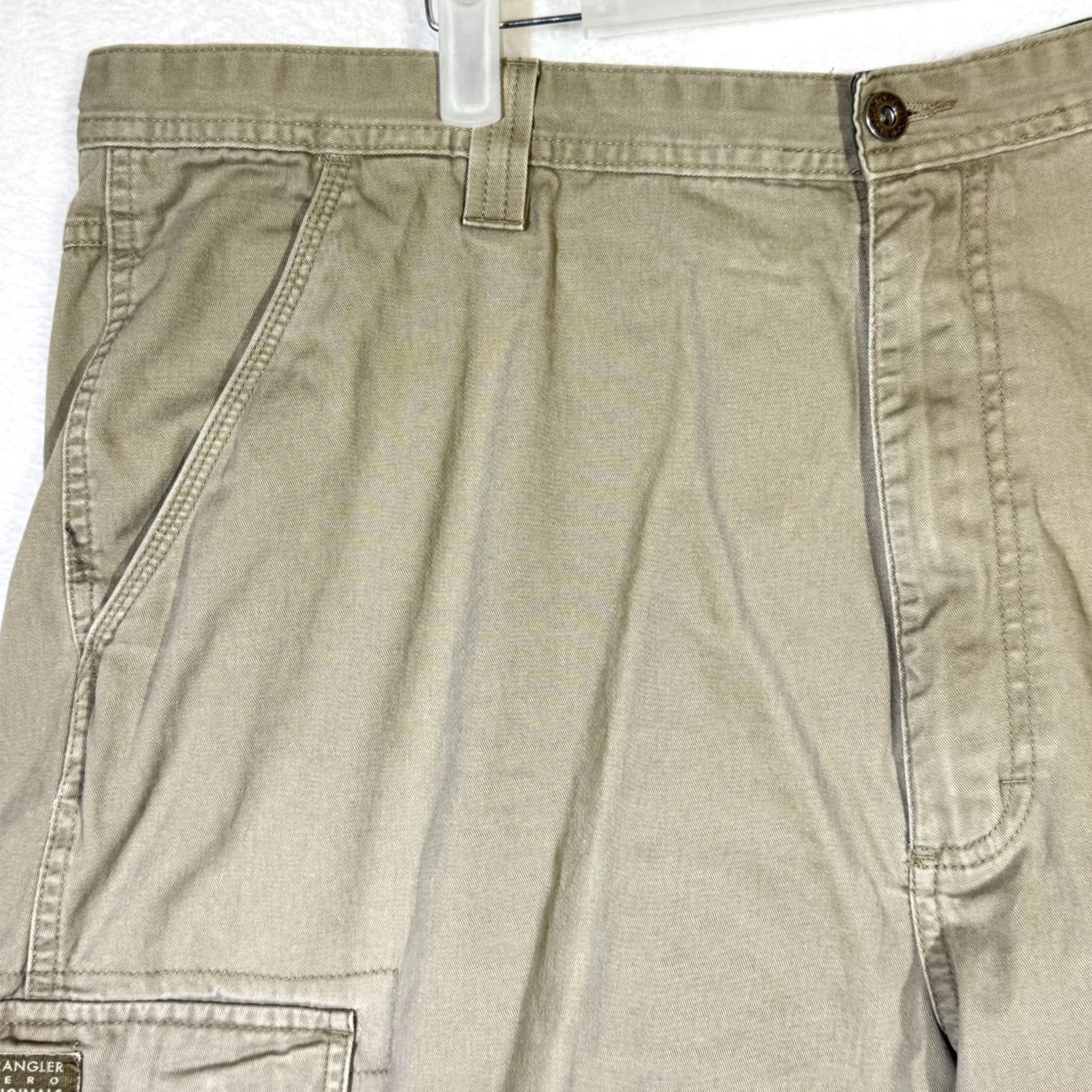 Wrangler Wrangler Hero Cargo Shorts Men’s 40 Khaki 100% Cotton Zip Fly Outdoor Workwear Casual/Workwear Men’s Size 40 Khaki Cotton Cargo Shorts Size US 40 / EU 56 - 4 Thumbnail