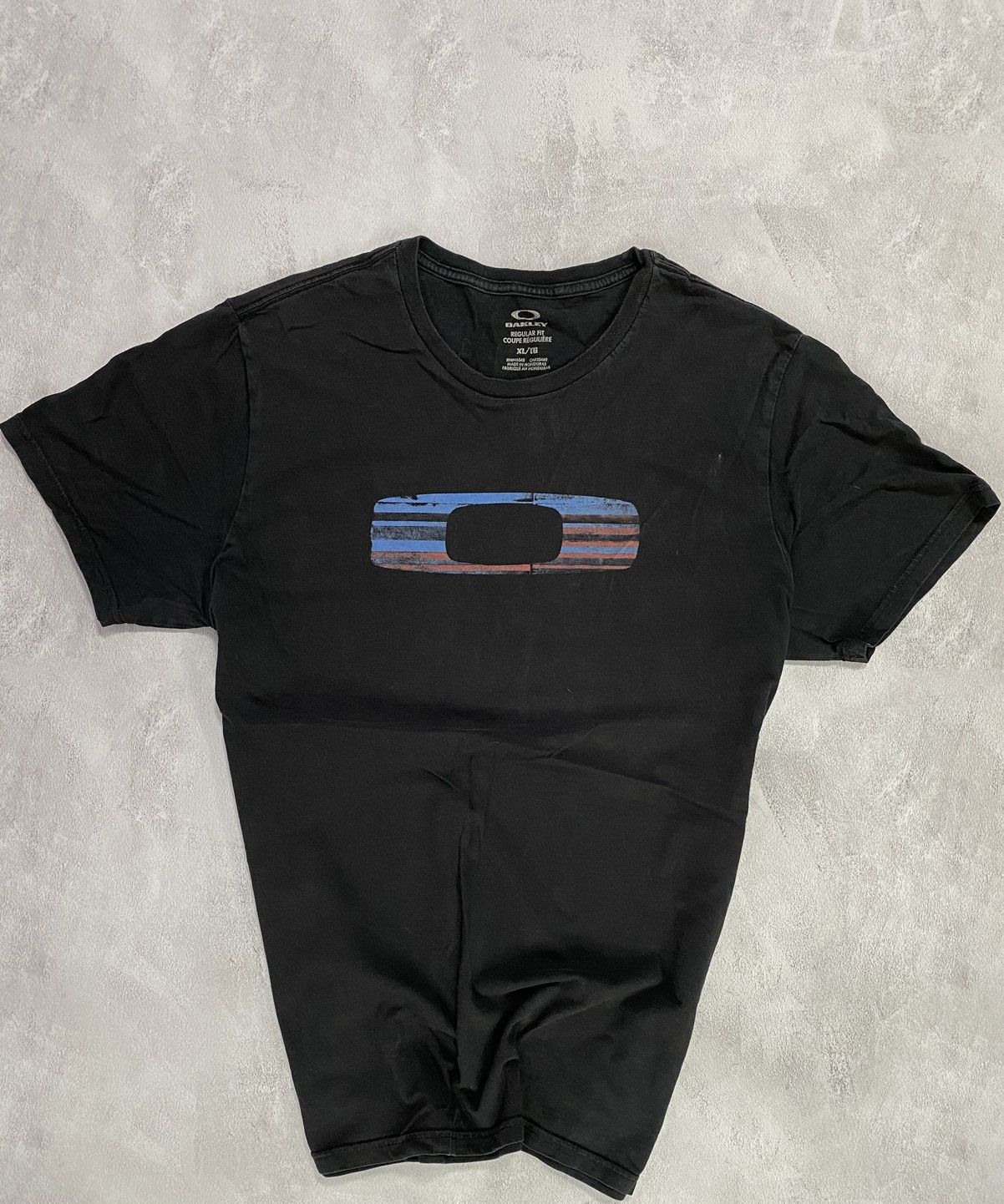 Japanese Brand 🔋Vintage T-Shirt OAKLEY Center Logo Size US XL / EU 56 / 4 - 1 Thumbnail