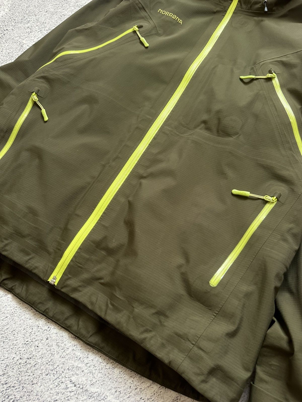 Norrona Norrona Narvik Gore Tex Jacket Khaki Military Arc’teryx Leaf Size US L / EU 52-54 / 3 - 9 Thumbnail