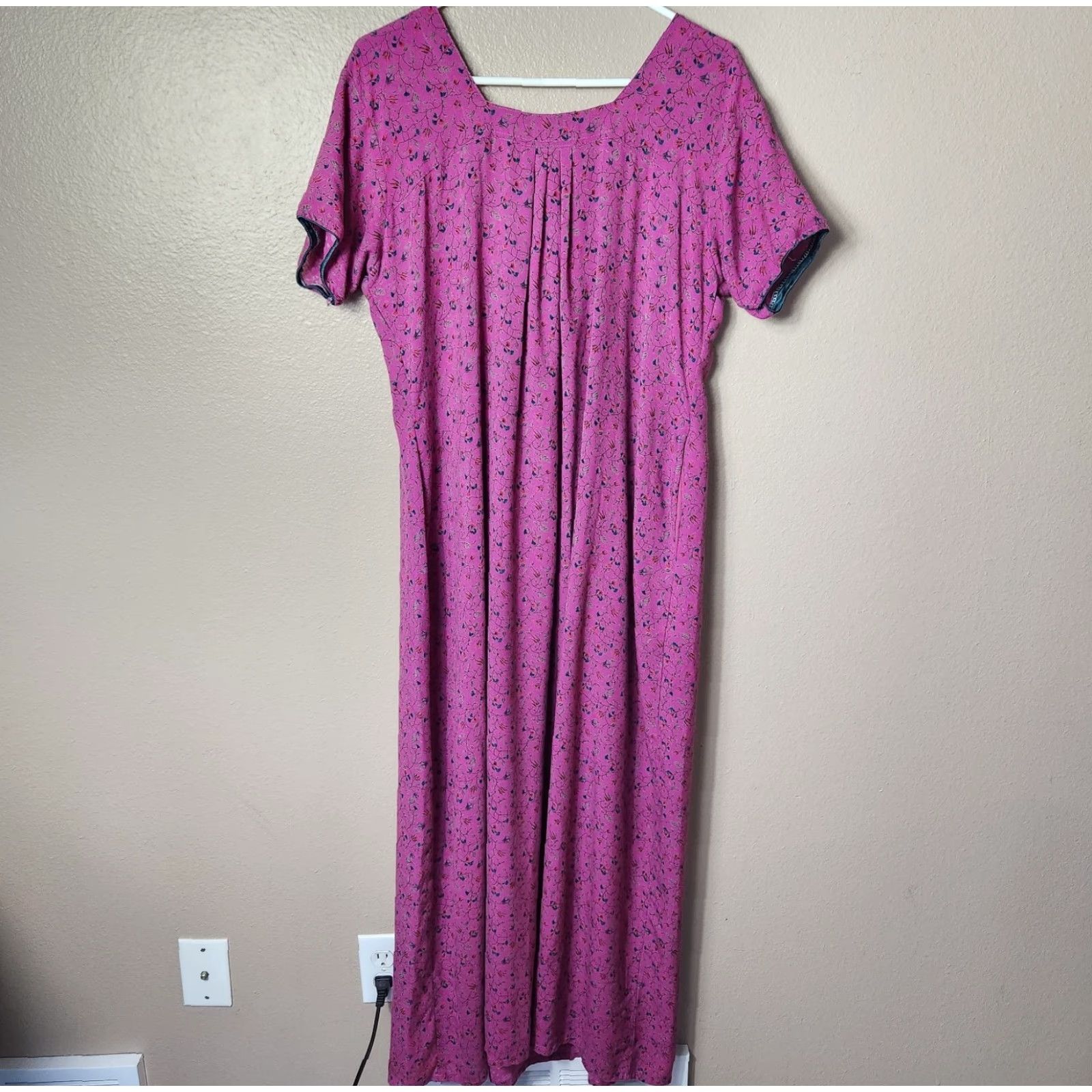 Vintage VINTAGE Zenia Ditsy Floral Dark Fuchsia Short Sleeve Maxi Nightgown-Size L Size 36" / US 14 / IT 50 - 6 Thumbnail