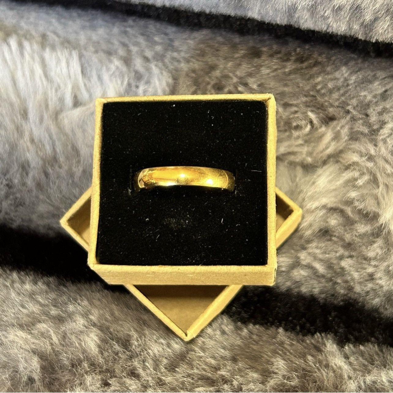 Jewelry Ladies 18kt solid yellow gold 4mm classic dome band NIB 8.5 Size ONE SIZE - 1 Thumbnail