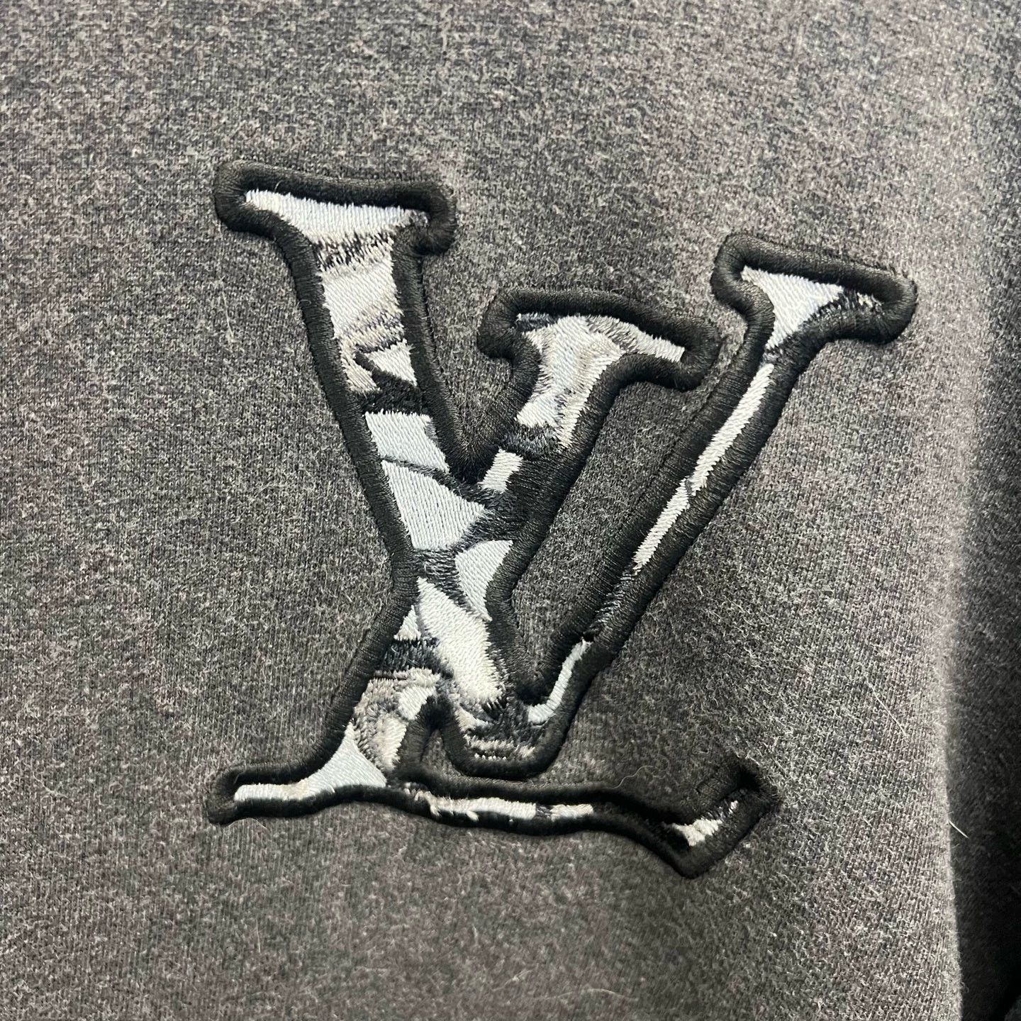 Louis Vuitton LV SS24 Gray Logo Embroidered Zip Sweatshirt M New #10604 Size US M / EU 48-50 / 2 - 4 Thumbnail