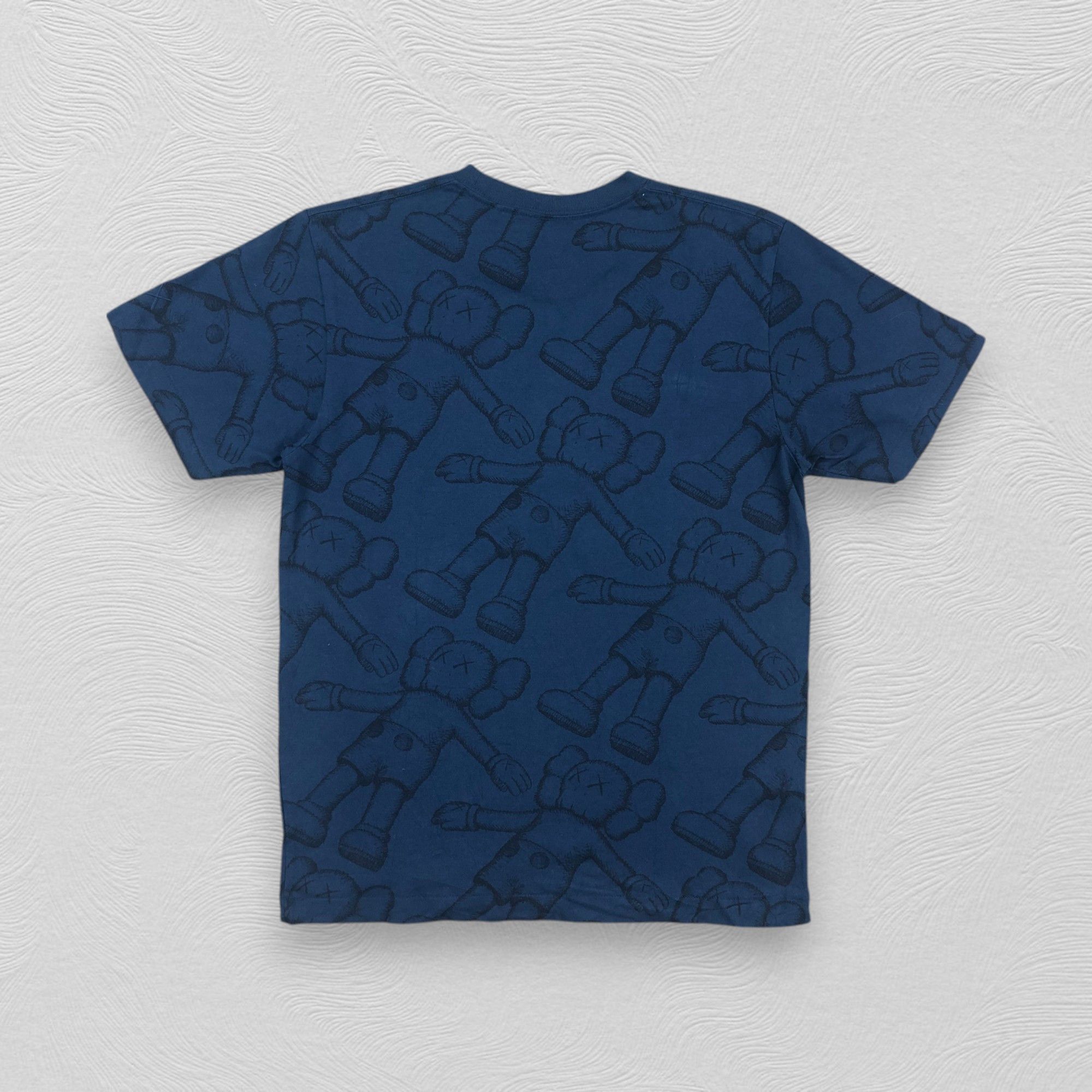 Japanese Brand KAWS x Uniqlo All Over Holiday Print Tshirt - H049 Size US S / EU 44-46 / 1 - 2 Thumbnail