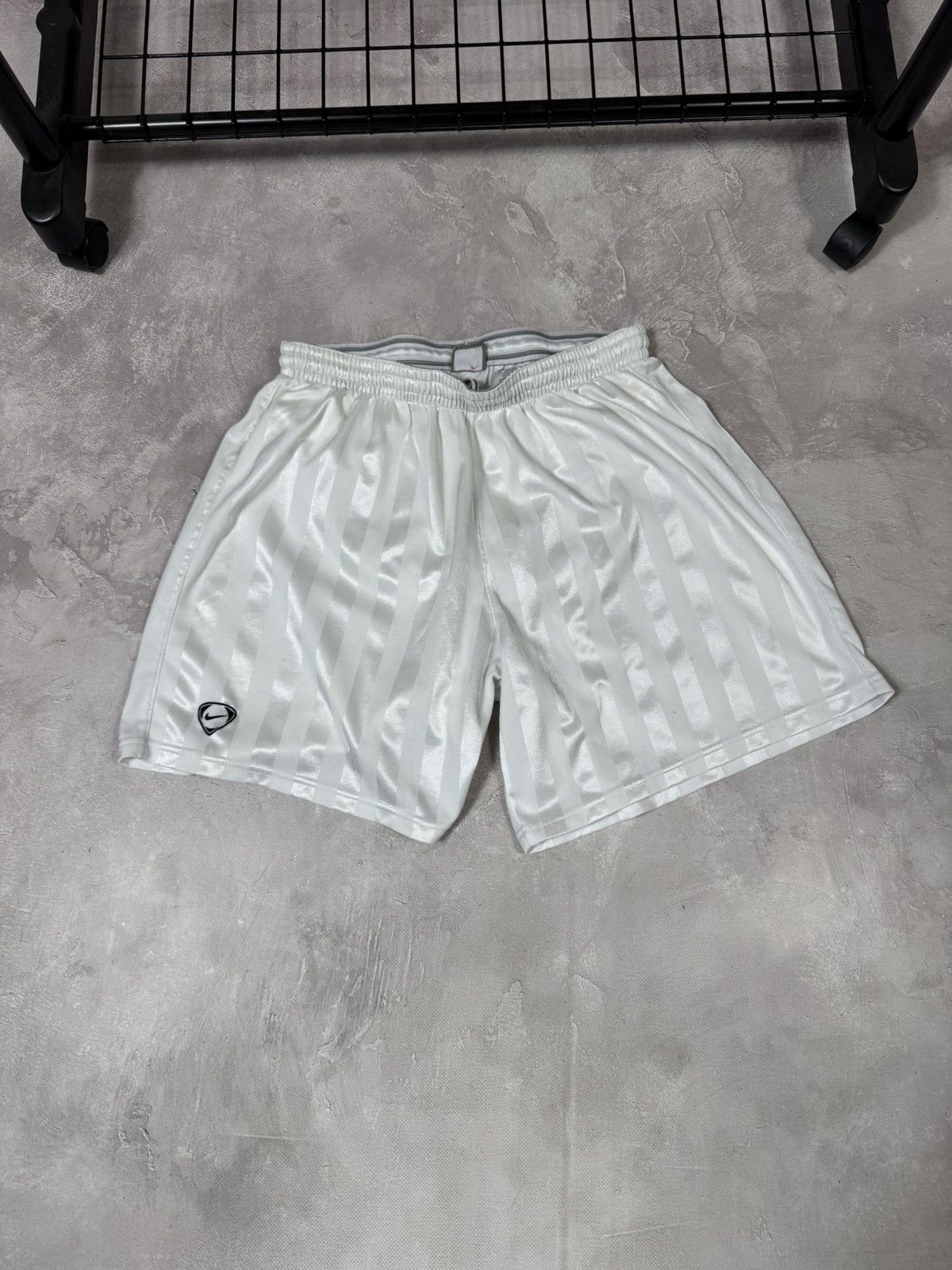 Other Vintage Nike White/Silver Stripes Short Size US 32 / EU 48 - 1 Thumbnail