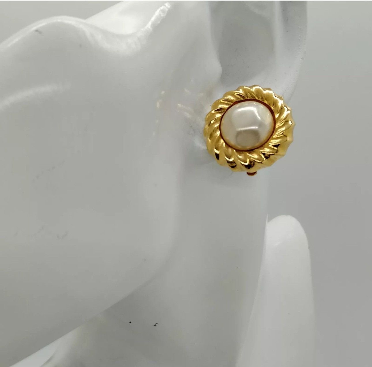 Chanel Chanel Earring Gold Whites Luxury Brand in Mint Condition Size ONE SIZE - 8 Thumbnail