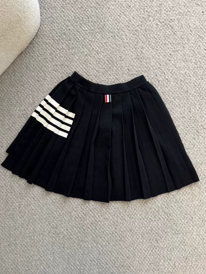 Thom Browne Thom browne Black four-striped wool pleated skirt short ski Size 25" / US 0 / IT 36 - 2 Thumbnail