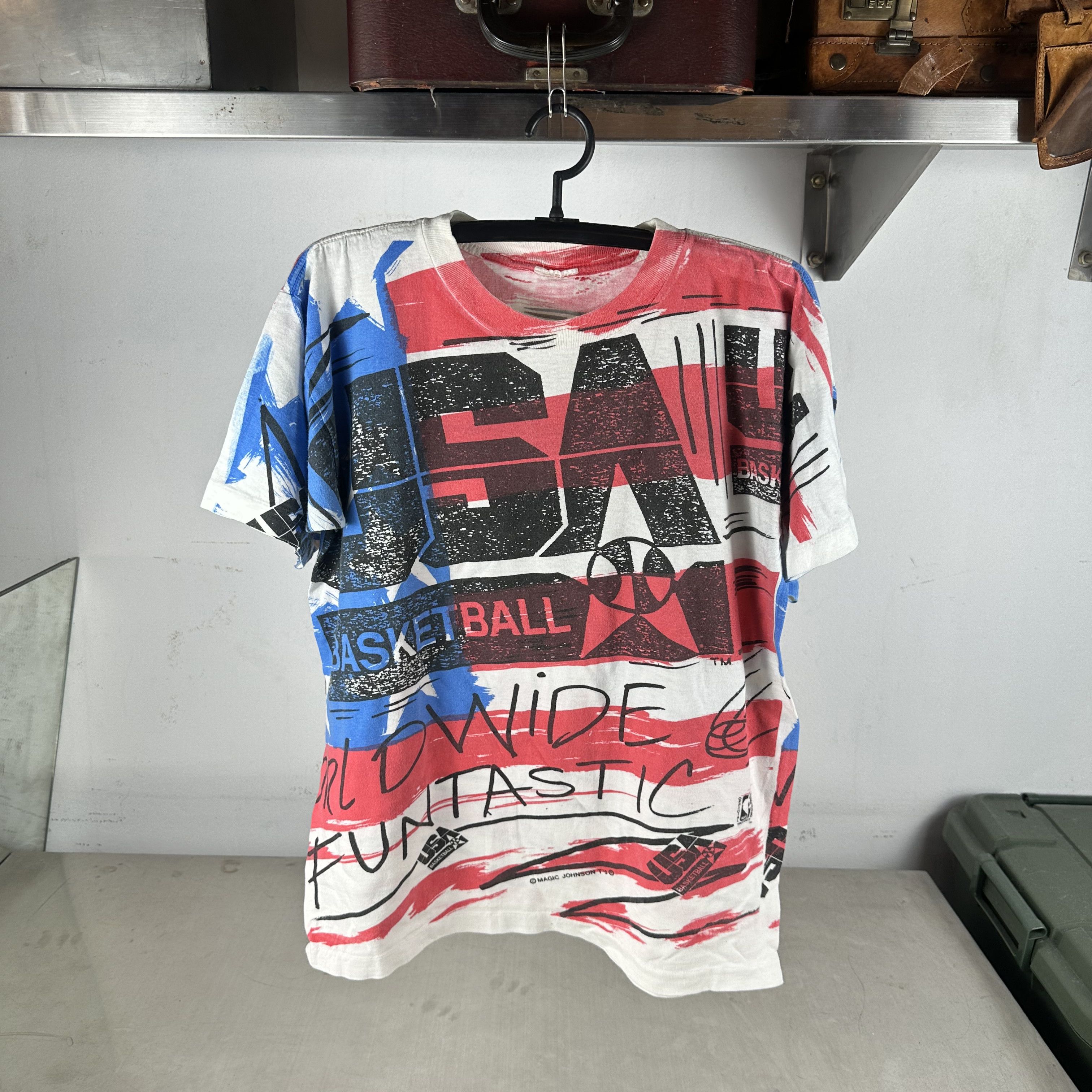 Vintage ​​​​90s USA Basketball Olympic Worldwide Funtastic AOP Tee Size US L / EU 52-54 / 3 - 1 Thumbnail