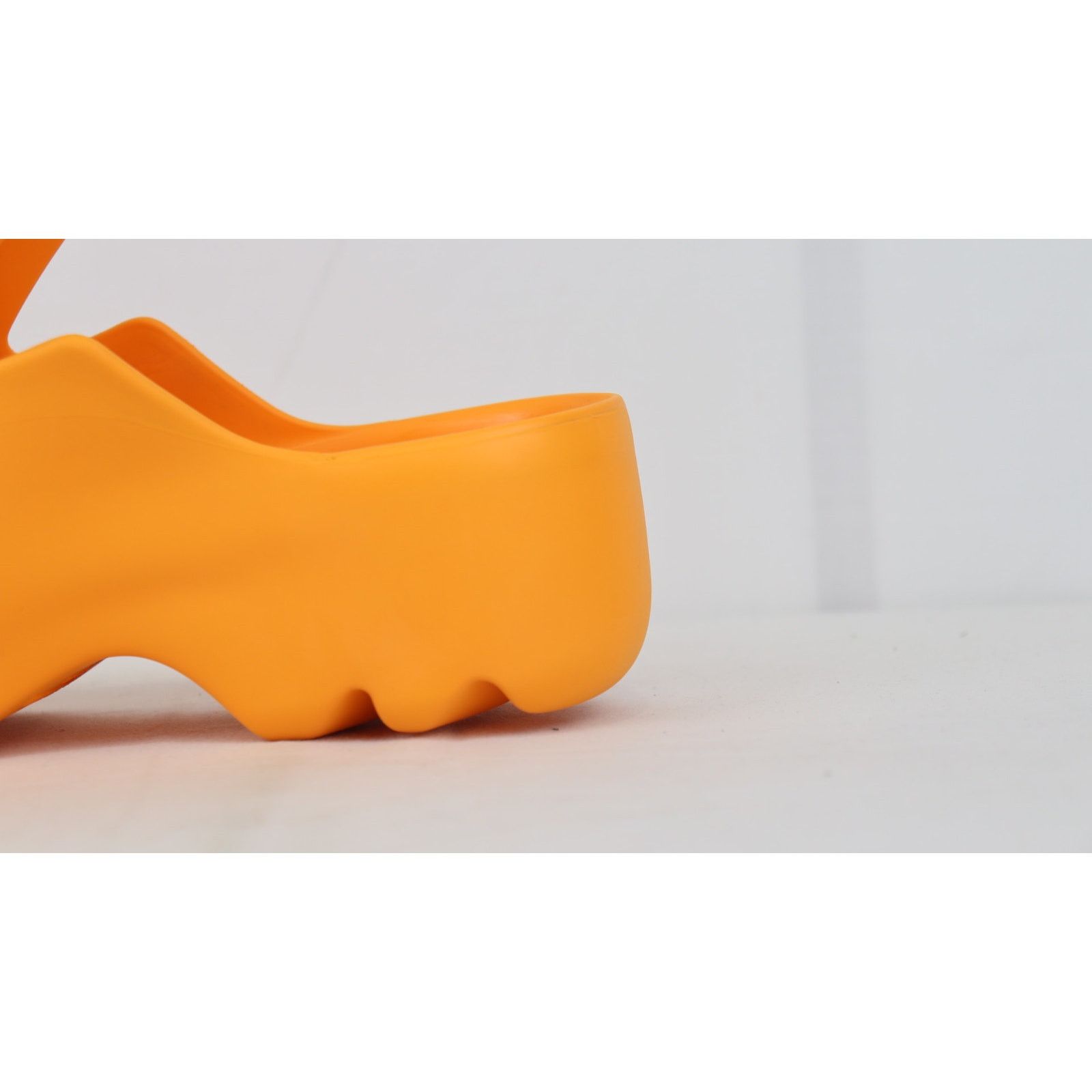 Bottega Veneta o1rshd1 Gel Rubber Flash Slipper Rubber in Tangerine Size US 9 / EU 42 - 4 Thumbnail