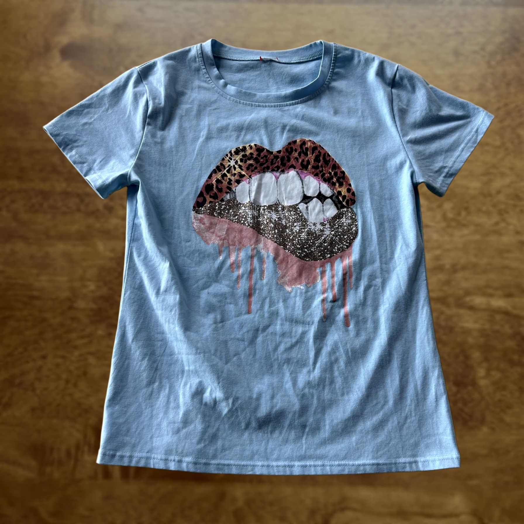 Vintage Leopard Lips Shirt Womens M Blue Animal Print Glitter Graphic Tee T-Shirt Size M / US 6-8 / IT 42-44 - 1 Thumbnail