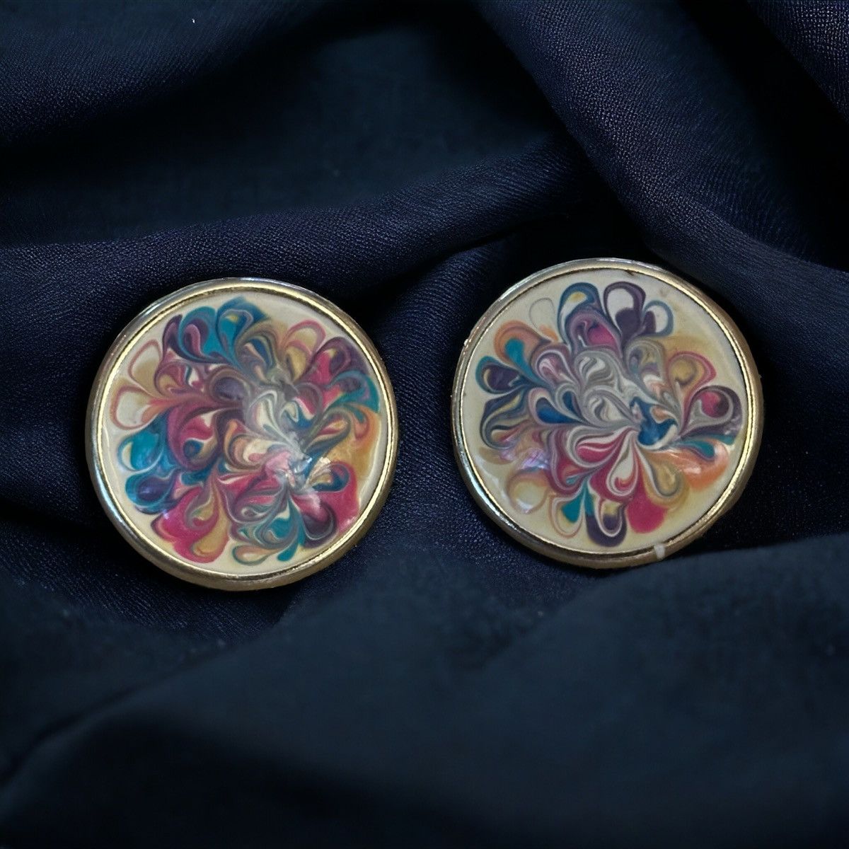 Vintage Vintage painted swirls clip on button earrings Size ONE SIZE - 1 Thumbnail