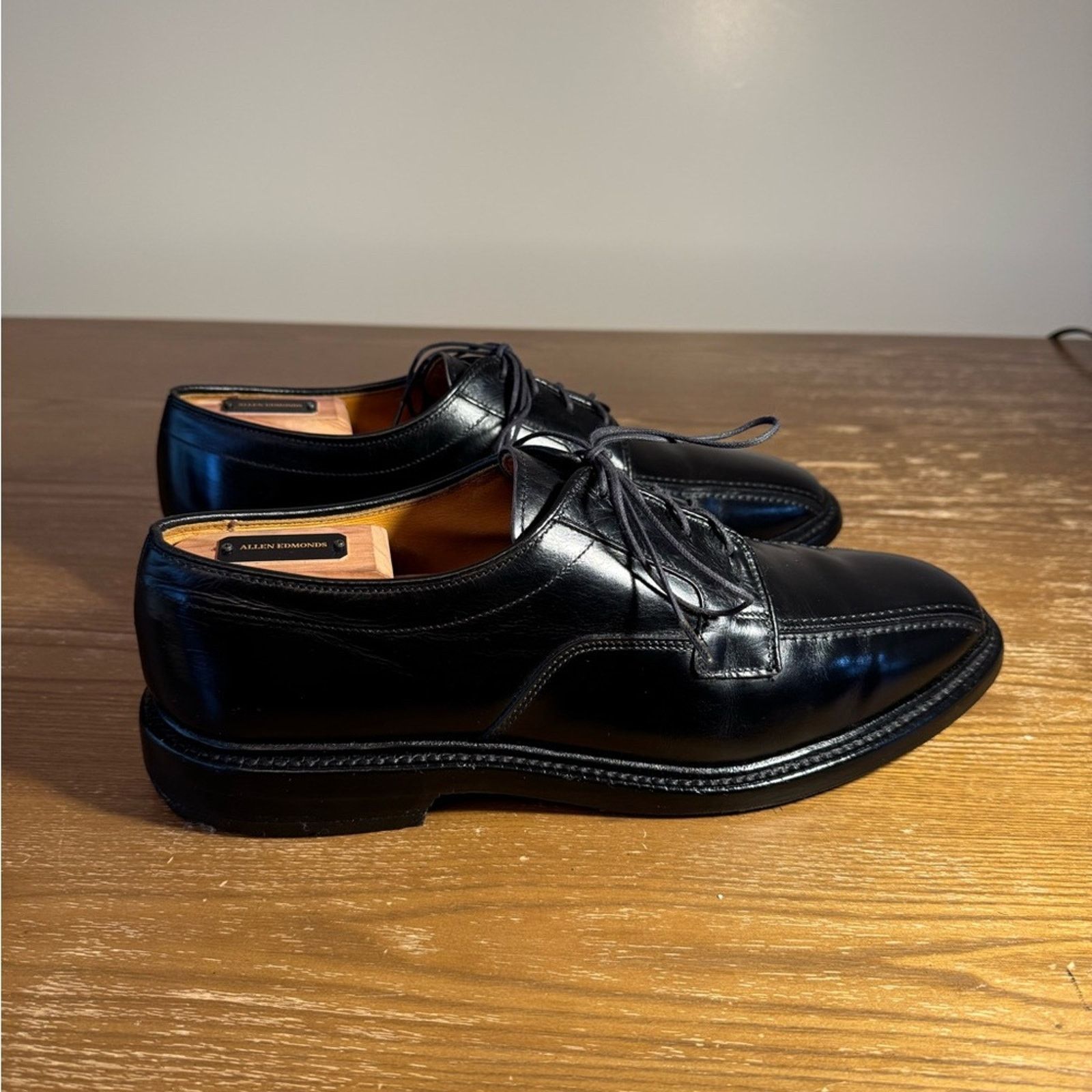 Allen Edmonds Allen Edmonds Hillcrest Derby Shoes in Black Calf size 9.5 D Size US 9.5 / EU 42-43 - 3 Thumbnail