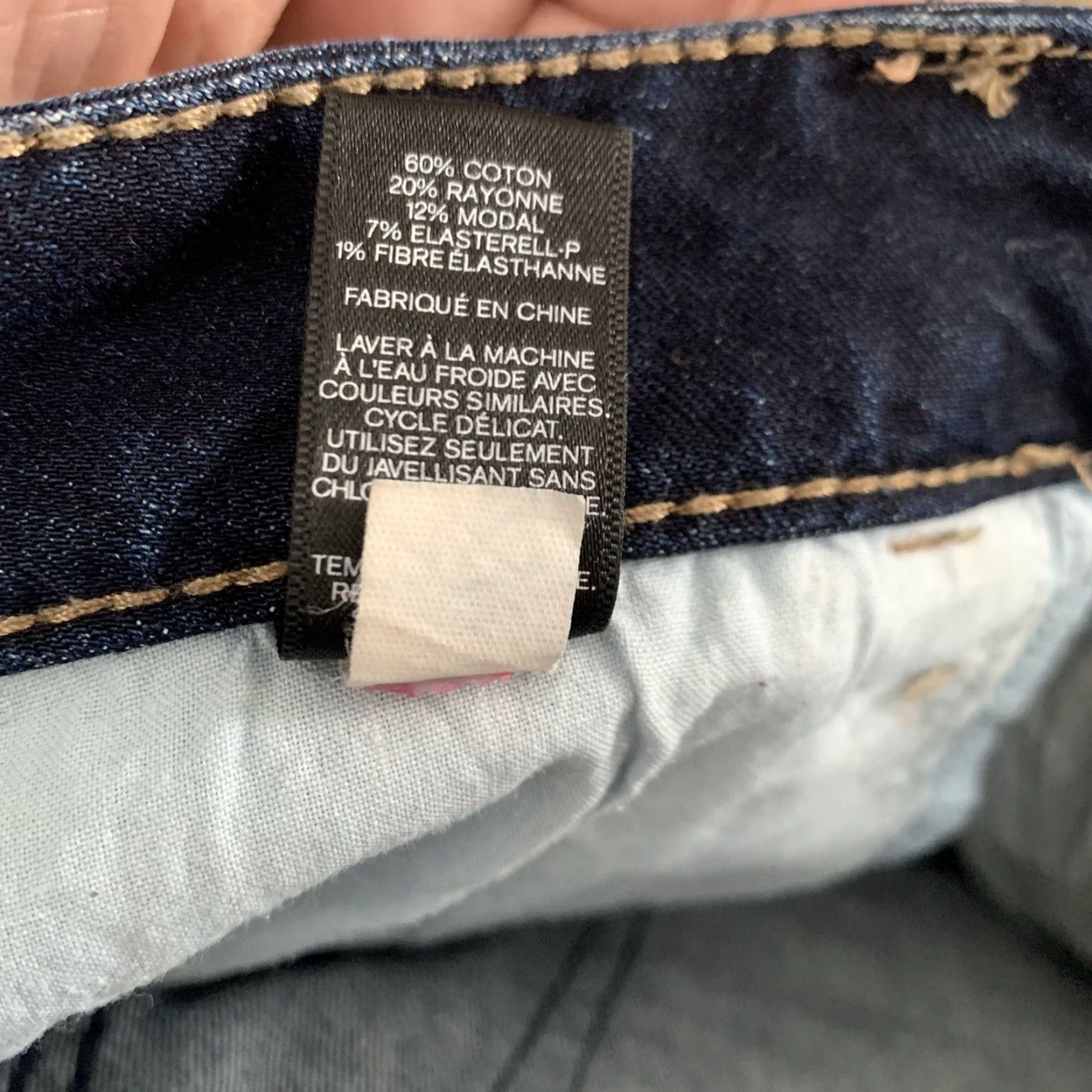 Express Express Jeans Shorts Women 8 Mid Rise Dark Wash Denim Cuffed 2.0 Inseam Boyfriend Regular Fit Logo Accent Size 30" / US 8 / IT 44 - 6 Thumbnail