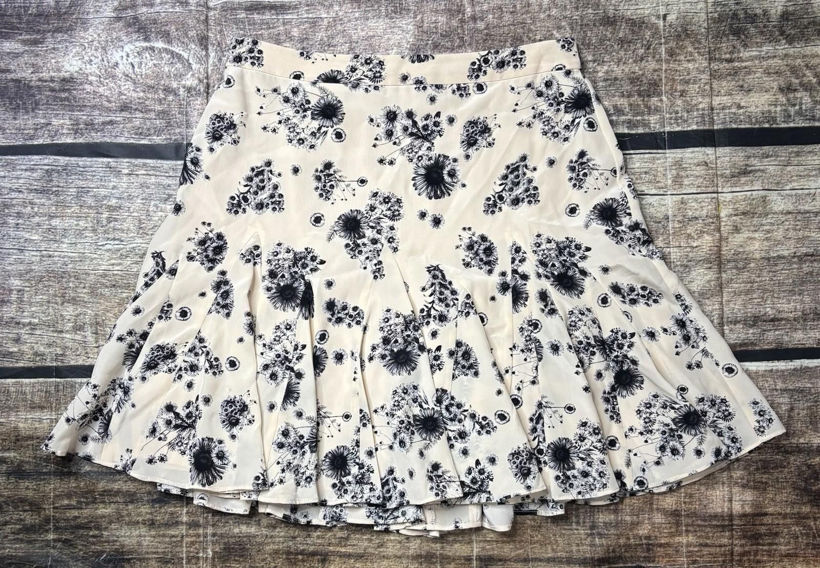 Club Monaco Club Monaco Skirt Womens Size 4 Silk Floral Pleated Skater Size 27" / US 4 / IT 40 - 1 Thumbnail