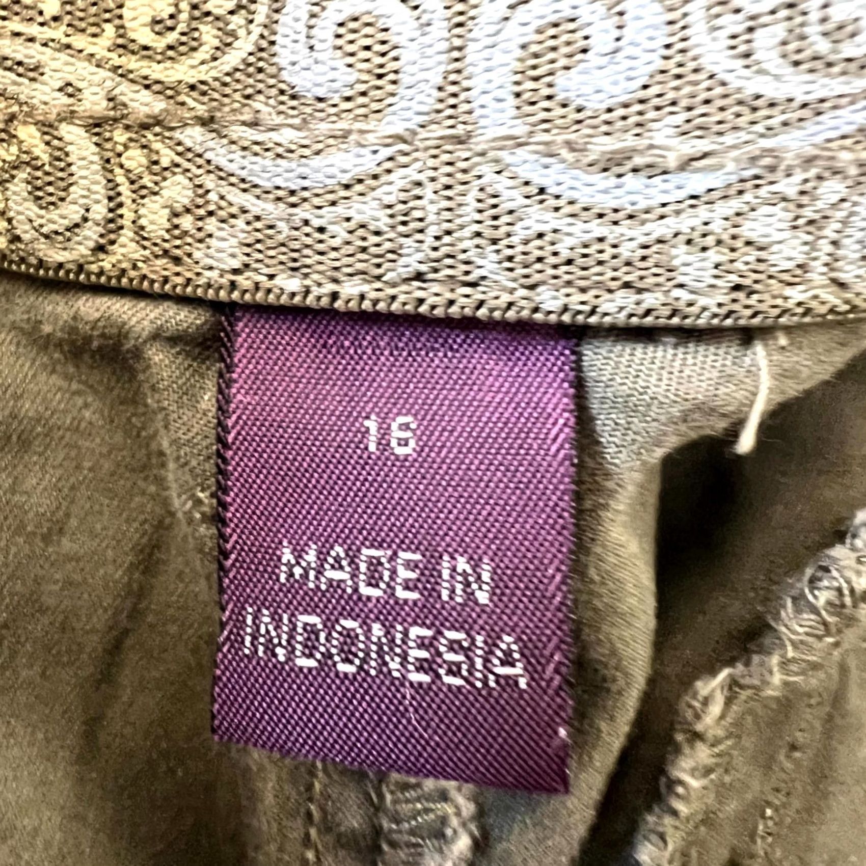 Gloria Vanderbilt Gloria Vanderbilt Cargo Shorts Women's 16 Green Cotton Summer Travel Stretch Cargo Pocket Zipper Button Casual 18? Size 40" / US 18 - 5 Thumbnail