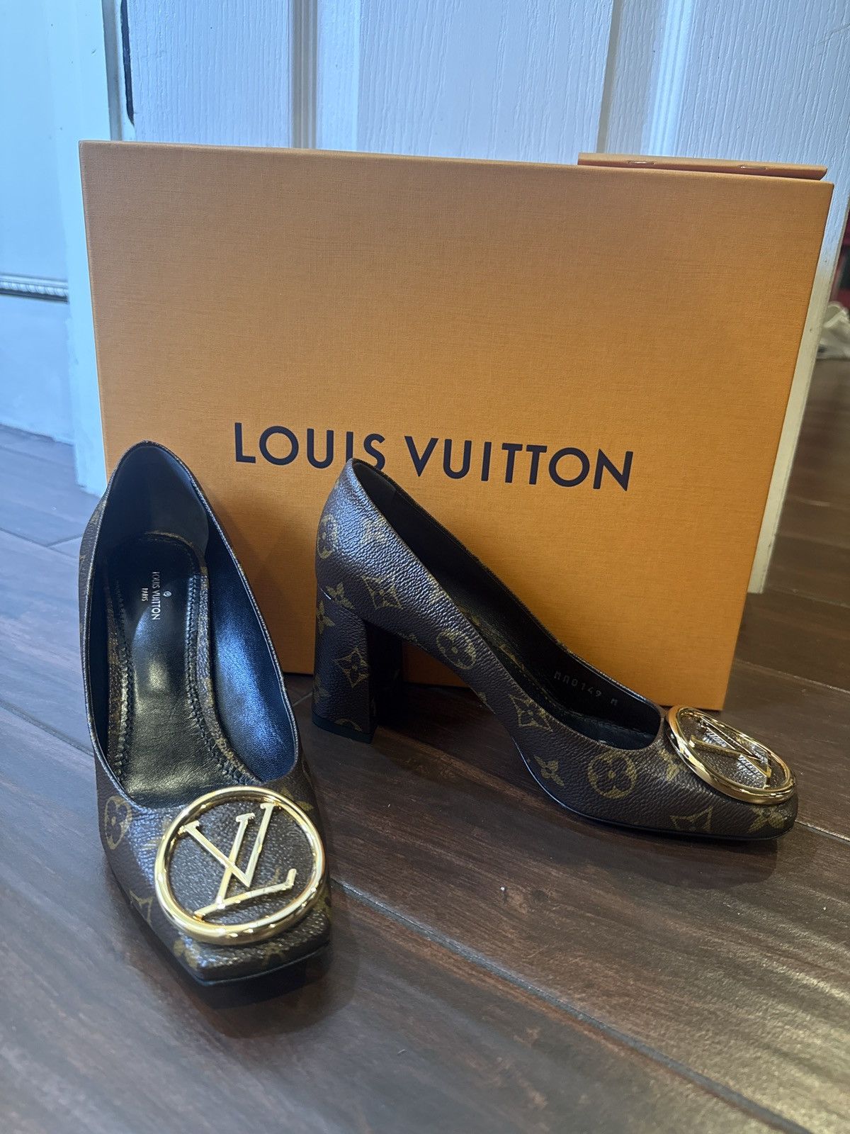 Louis Vuitton Louis Vuitton Monogram Canvas Pumps w/ Gold LV Medallion Size US 7 / IT 37 - 3 Thumbnail