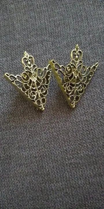 Jewelry Gold Triangle Shirt Collar Brooches Size ONE SIZE - 4 Thumbnail