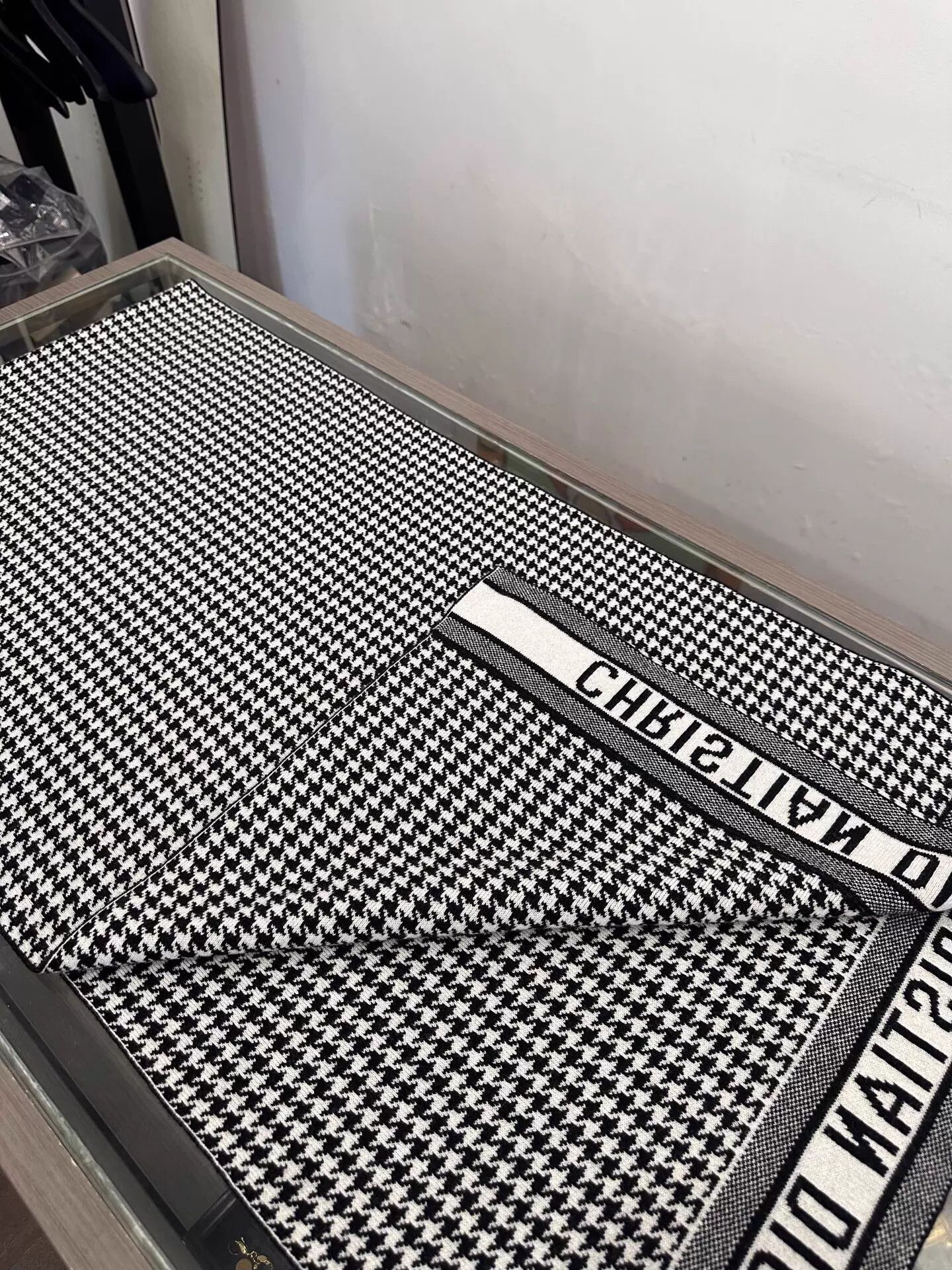 Dior Dior 30 Montaigne B&W Houndstooth Logo Cashmere Scarf Size ONE SIZE - 5 Thumbnail