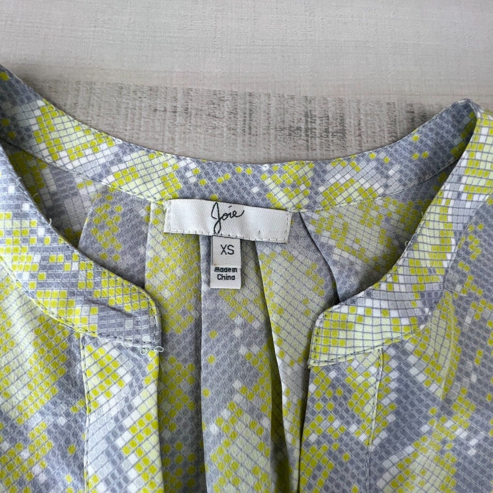 Joie Joie Womens Silk Top XS Extra Large Gray Yellow Snakeskin V Neck Blouse Size XS / US 0-2 / IT 36-38 - 3 Thumbnail