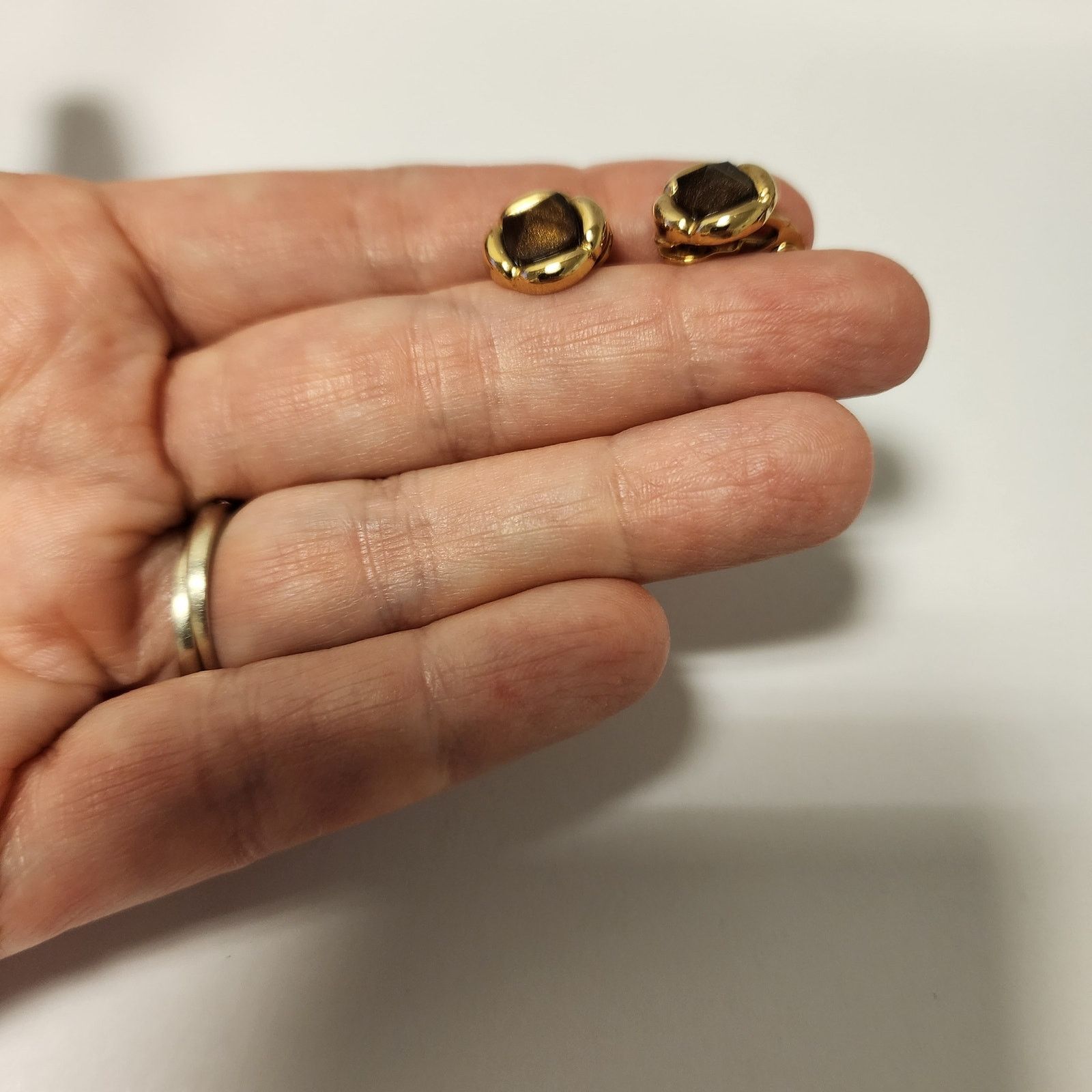 Monet VTG Monet earrings clip on gold tone brown cut stone JB1 Size ONE SIZE - 2 Thumbnail