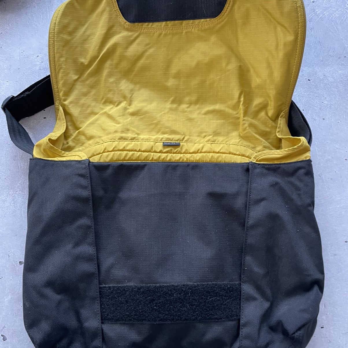 Crumpler × Japanese Brand 🔥HYPE🔥Crumpler Silver Dig Messenger Bag Black XL size Size ONE SIZE - 7 Thumbnail