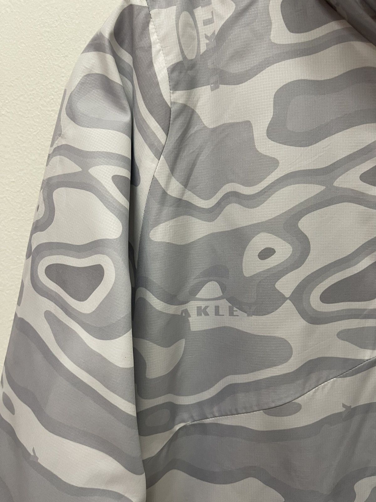 Oakley 90’s OAKLEY WHITE CAMOUFLAGE WINDBREAKER Size US L / EU 52-54 / 3 - 2 Thumbnail