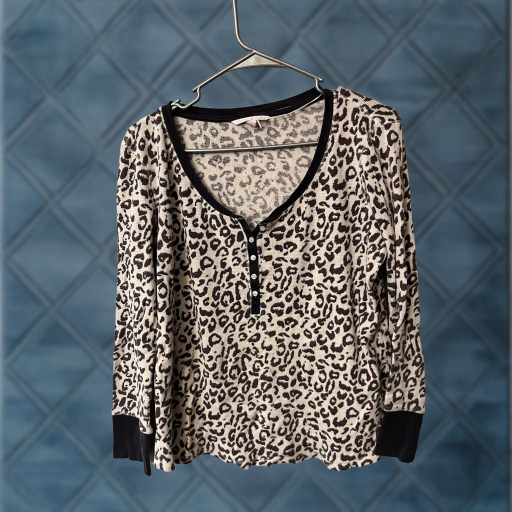 Victoria's Secret Victoria's Secret Shirt Womens Large Gray Long Sleeve Henley Animal Print Top Size L / US 10 / IT 46 - 1 Thumbnail