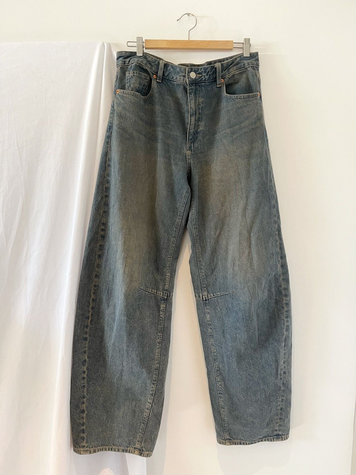 GU GU faded dirty wash darted baggy denim heel bite japan Size US 33 - 1 Thumbnail