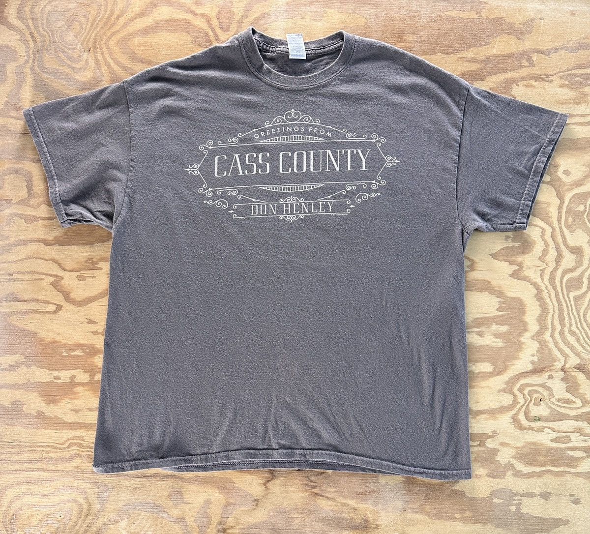 Gildan × Vintage Grey Greetings From Cass County, Dob Henley’s Tee Size US XL / EU 56 / 4 - 1 Thumbnail