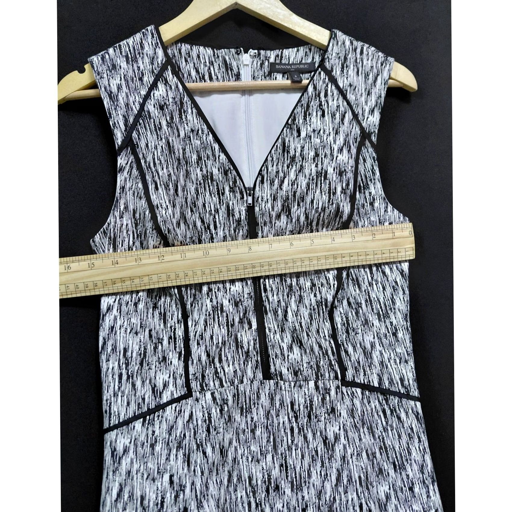 Banana Republic Banana Republic Black White Sleeveless Knit Dress V-Neck Knee Length 6 Women's Cotton Spandex Stretch Dress, Business Casual, Spring Summer Size M / US 6-8 / IT 42-44 - 4 Thumbnail