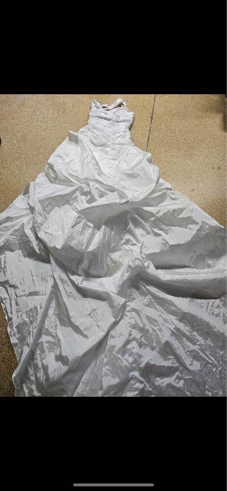 Designer Brand New Davids Bridal Wedding Dress Size ONE SIZE - 1 Thumbnail