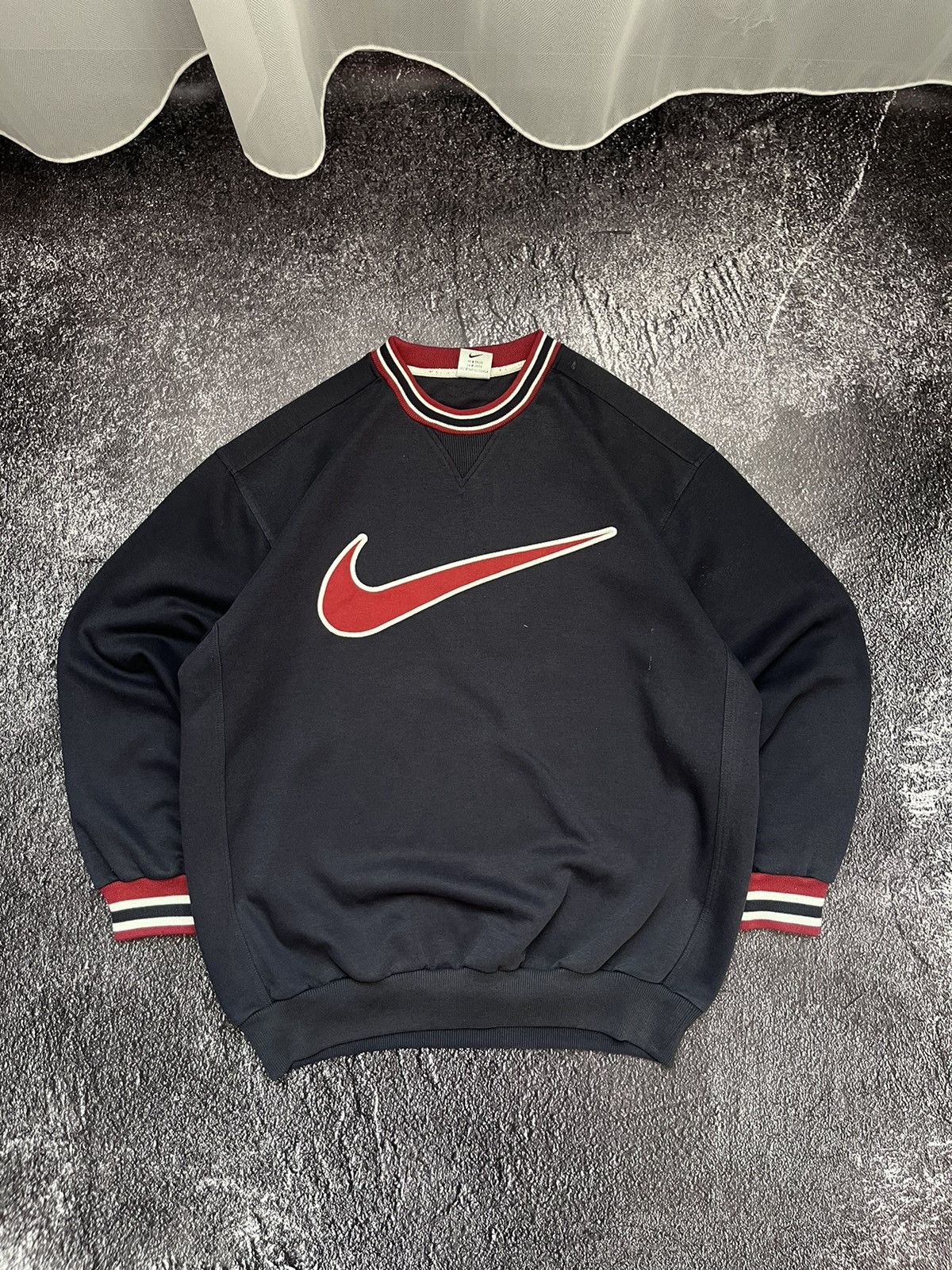 Nike VINTAGE 90S NIKE BIG SWOOSH LOGO EMBROIDERED SWEATSHIRT Size US L / EU 52-54 / 3 - 1 Thumbnail