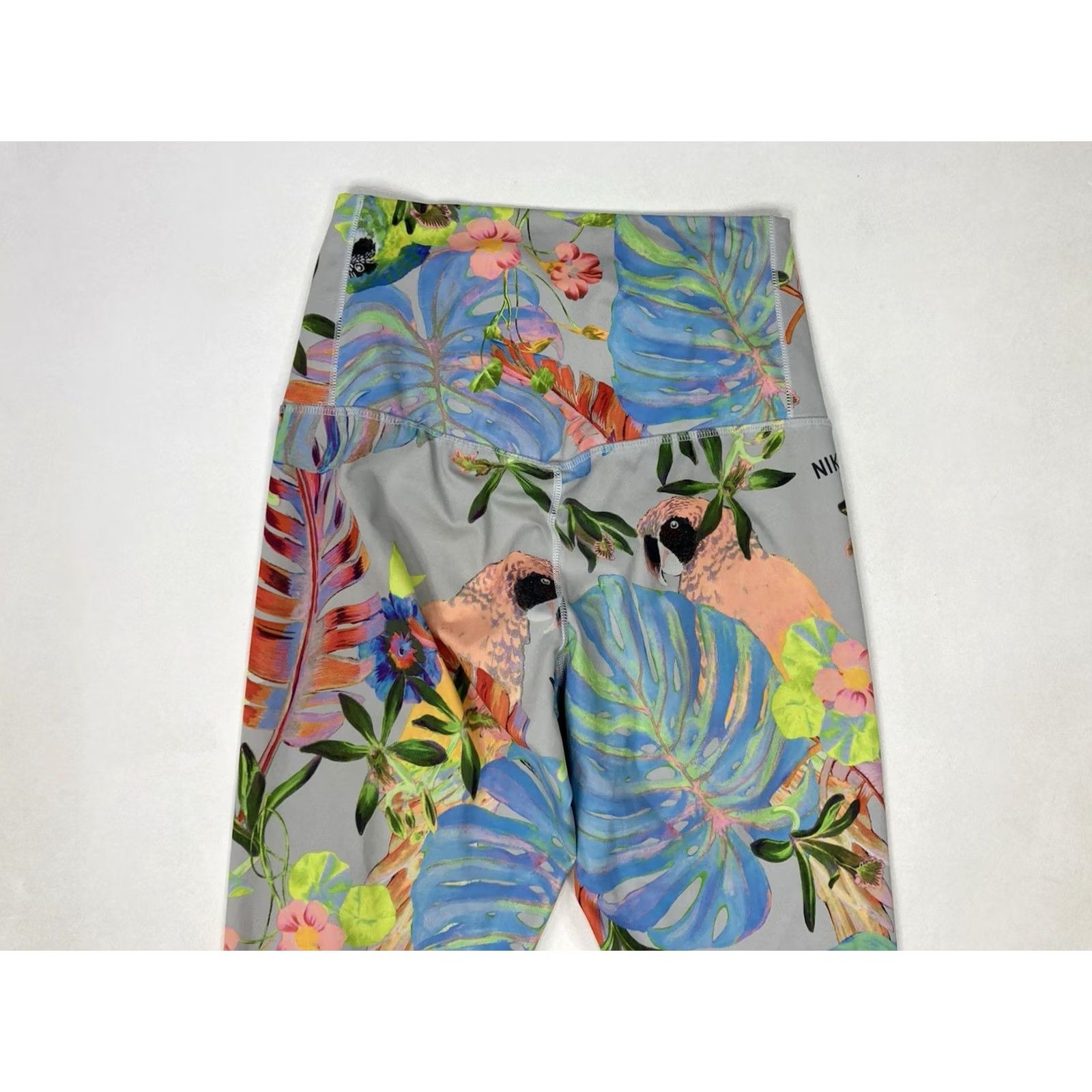 Nike VINTAGE Nike Power Floral Print 7/8 Training Leggings Women Small Gray AR0776 043 Size 28" / US 6 / IT 42 - 4 Thumbnail