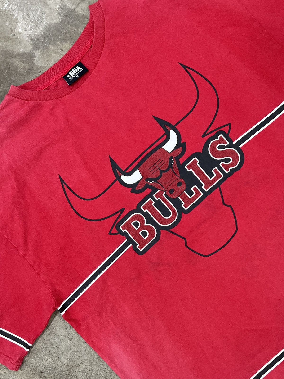 NBA × Vintage Vintage NBA Chicago Bulls Bull Stripe Tee XL Size US XL / EU 56 / 4 - 1 Thumbnail