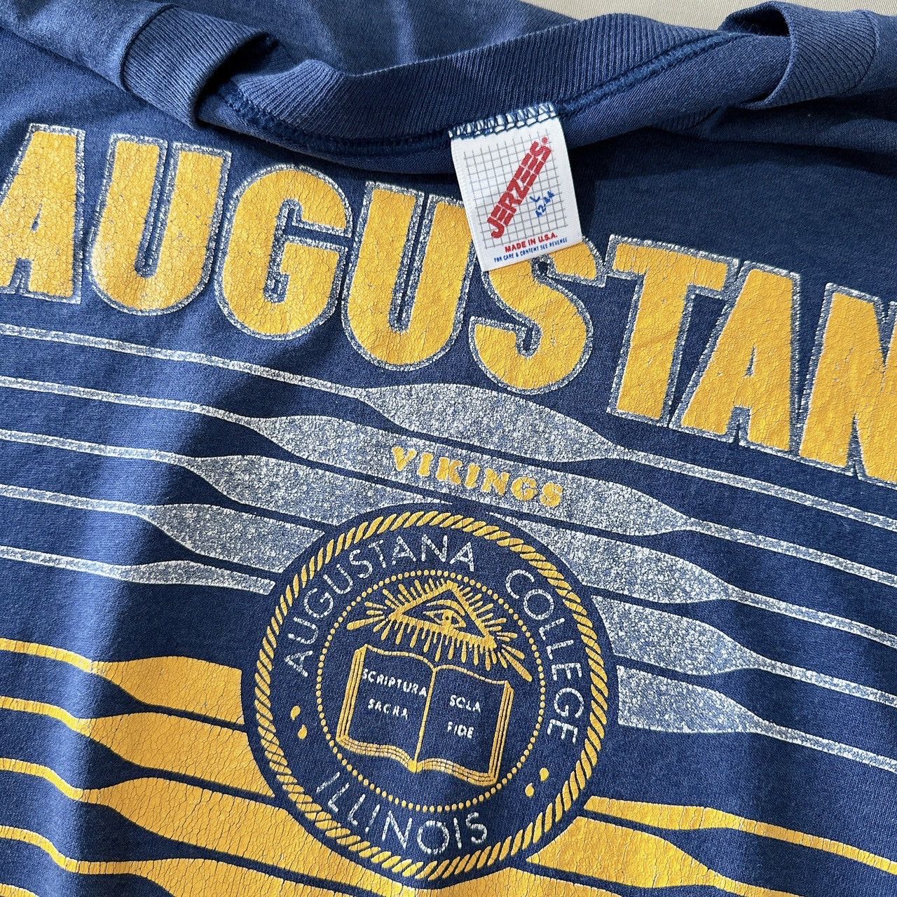 Jerzees 90s Augustana College crewneck t-shirt/ L Size US L / EU 52-54 / 3 - 9 Thumbnail