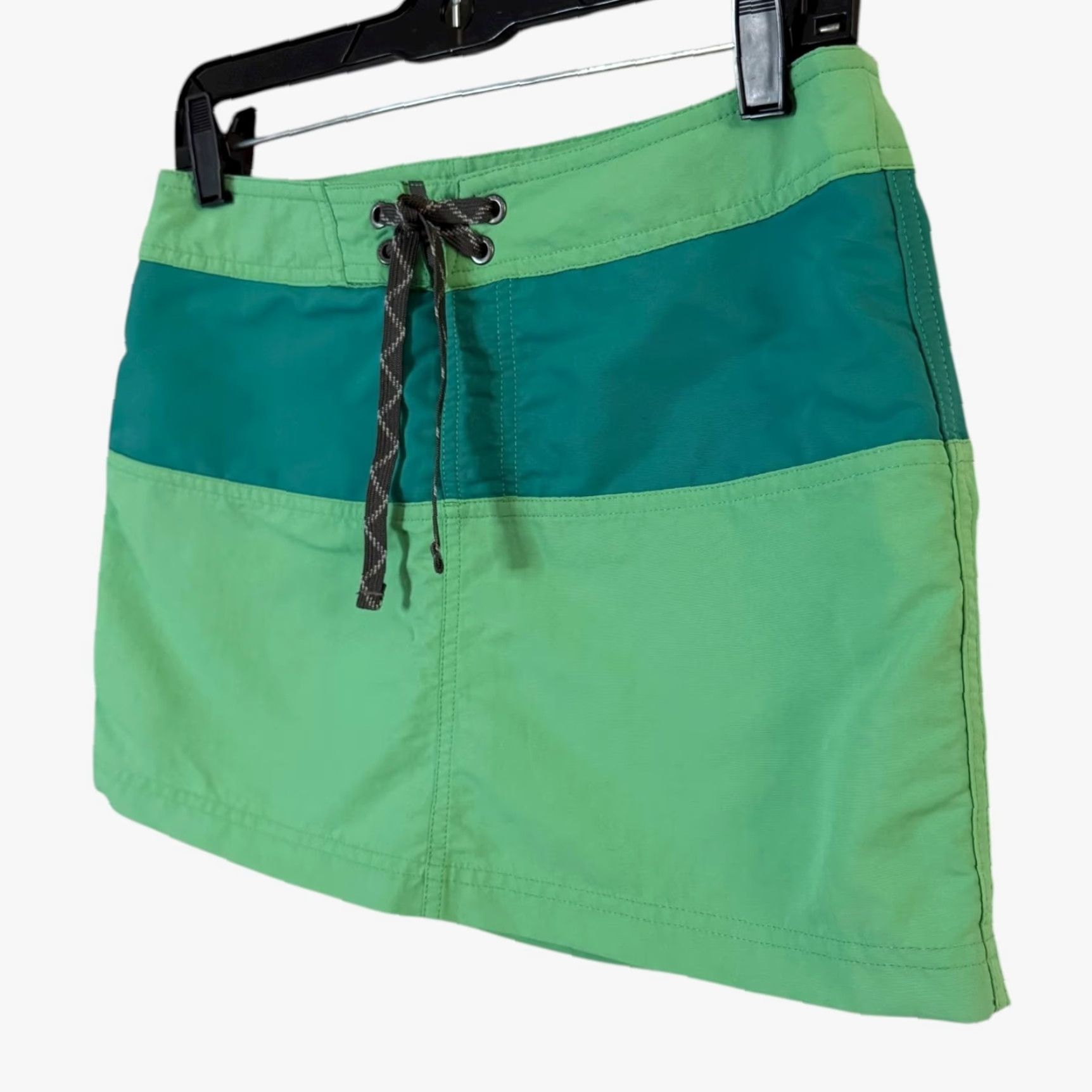 Patagonia Patagonia Women's Bottom Skirt Green Water-Repellent Nylon Retro Board Mini Size 4 Size 27" / US 4 / IT 40 - 2 Thumbnail