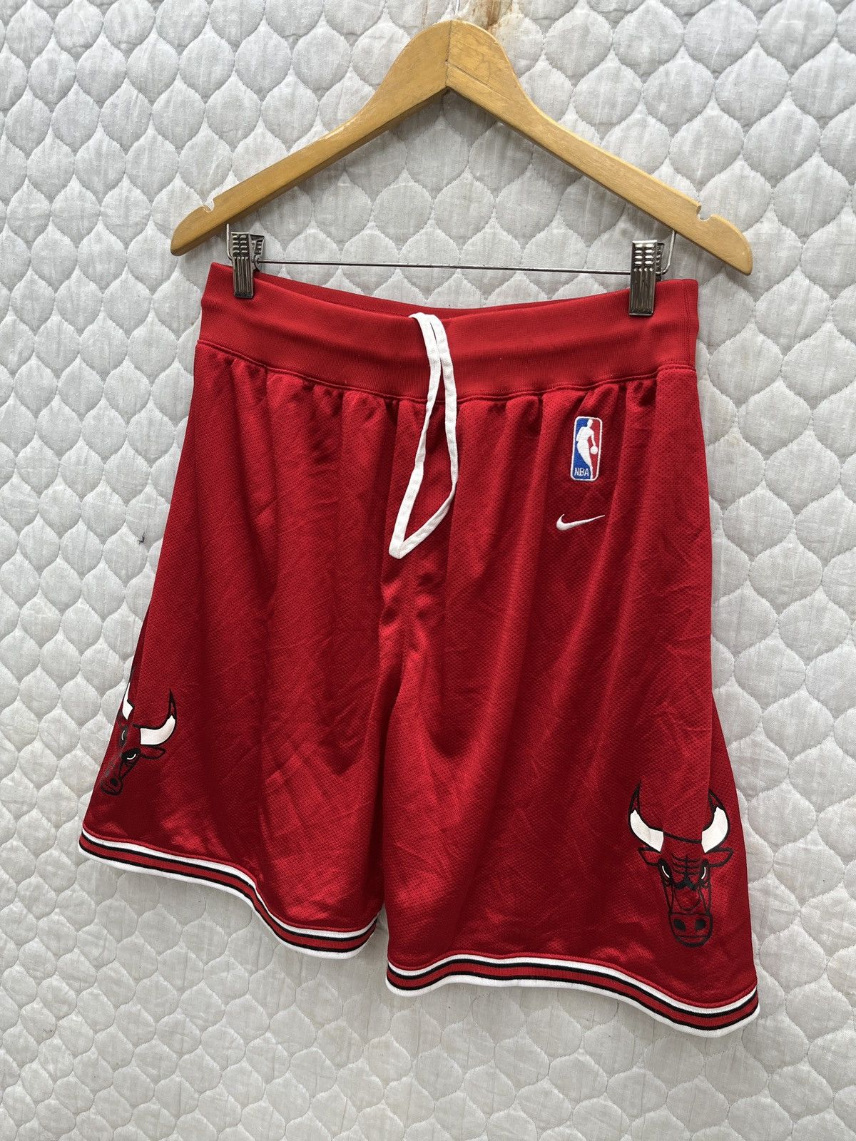 Nike 🔥🔥🔥STEALS VTG NIKE NBA CHICAGO BULLS SHORTS Size US 36 / EU 52 - 3 Thumbnail