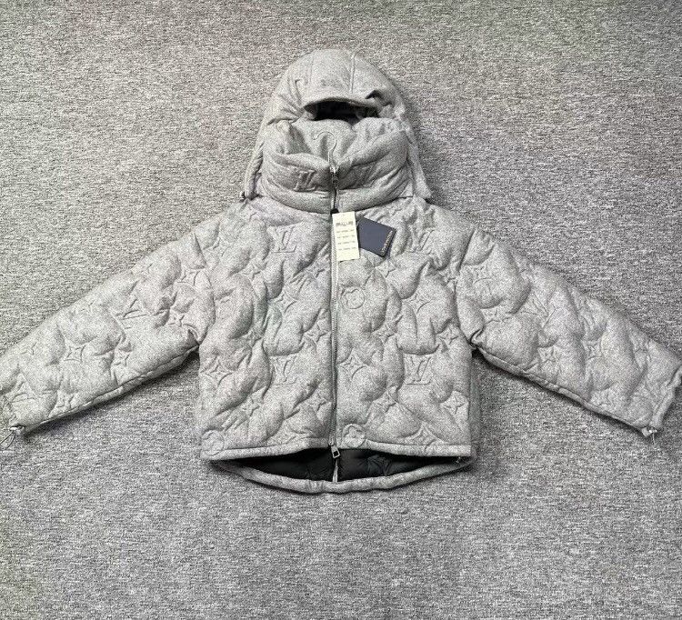 Louis Vuitton Louis Vuitton Show Full Print Embossed Gray Logo Down Jacket Size US S / EU 44-46 / 1 - 1 Thumbnail