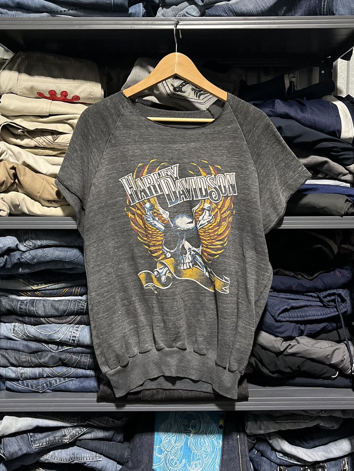 Harley Davidson × Vintage CRAZY VINTAGE 90s HARLEY DAVIDSON FADED SKULL WINGS CREWNECK Size US S / EU 44-46 / 1 - 1 Thumbnail