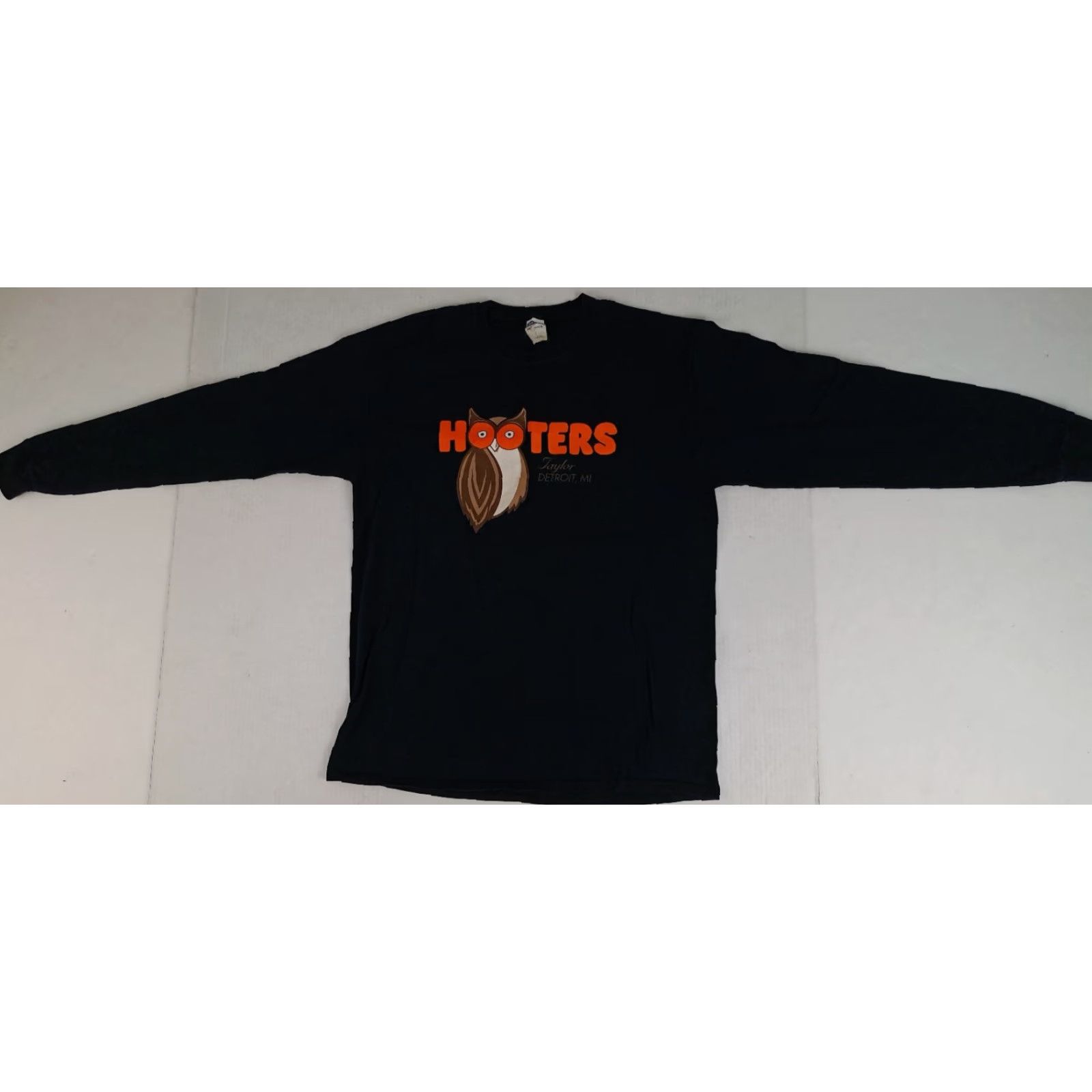 Jerzees VINTAGE Hooters Detroit 90s Taylor Mi. Black Long Sleeve Jerzees Large T-Shirt Unisex Adults 90s Crew Neck Cotton Quantity: L Size US L / EU 52-54 / 3 - 3 Thumbnail