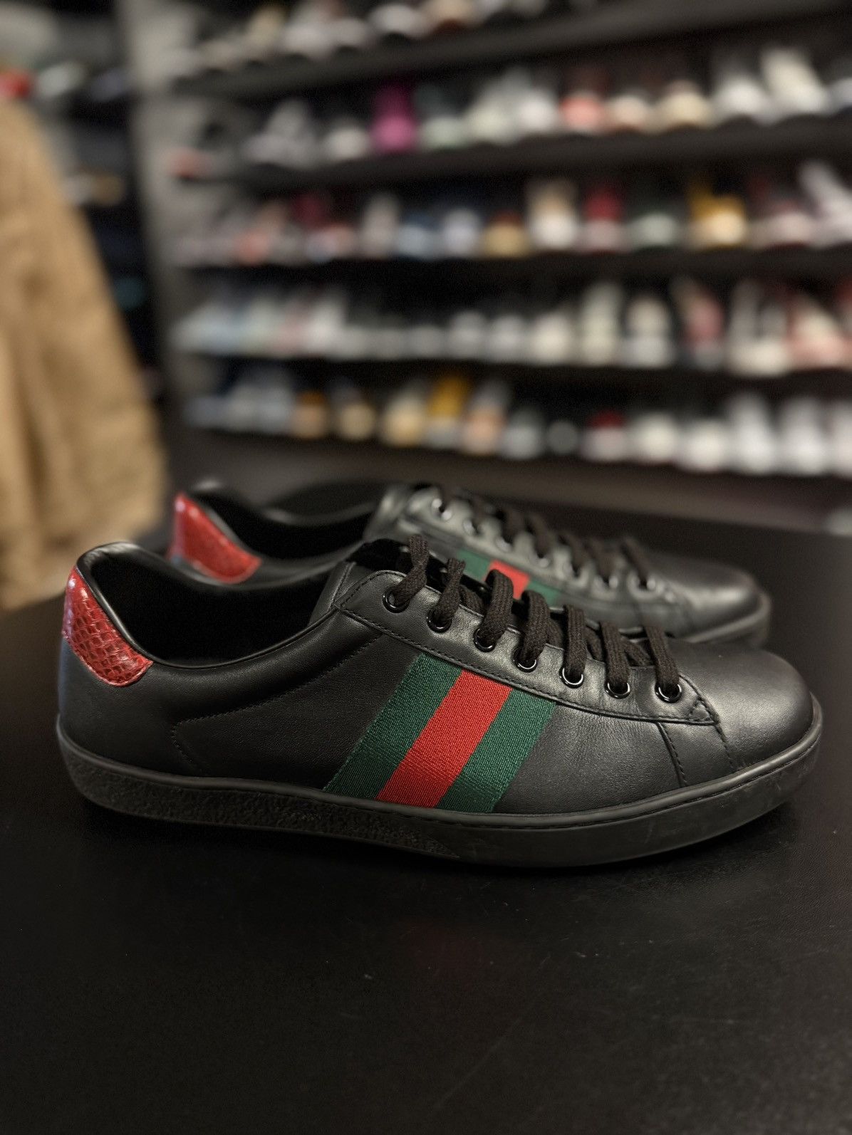 Gucci Gucci Low Top Men’s Sneakers Black Striped Logo 9G/9.5US Size US 9.5 / EU 42-43 - 1 Thumbnail