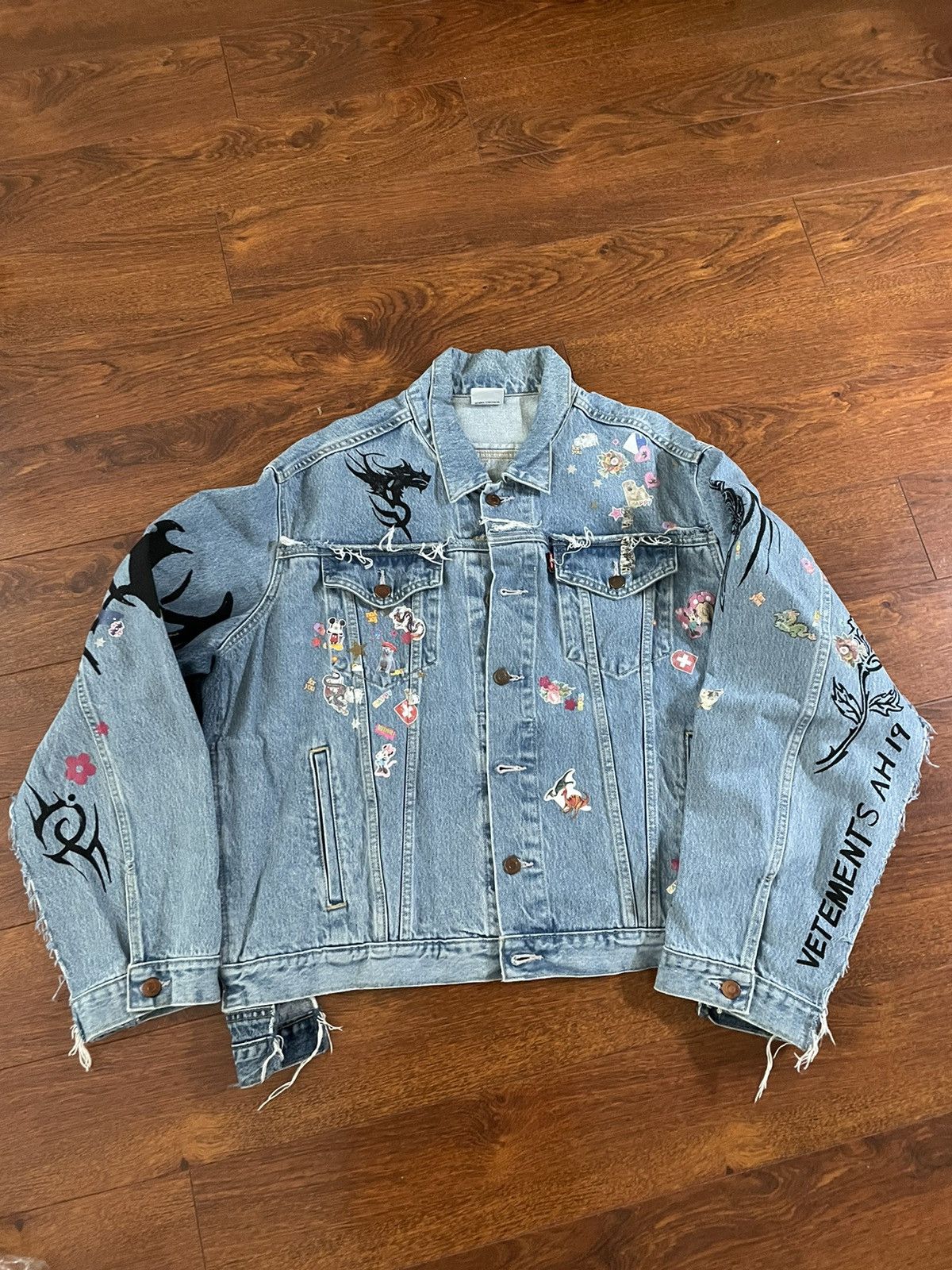 Image of Vetements Sticker Tribal Denim Levis Jacket in Bleu, Men's (Size XS)