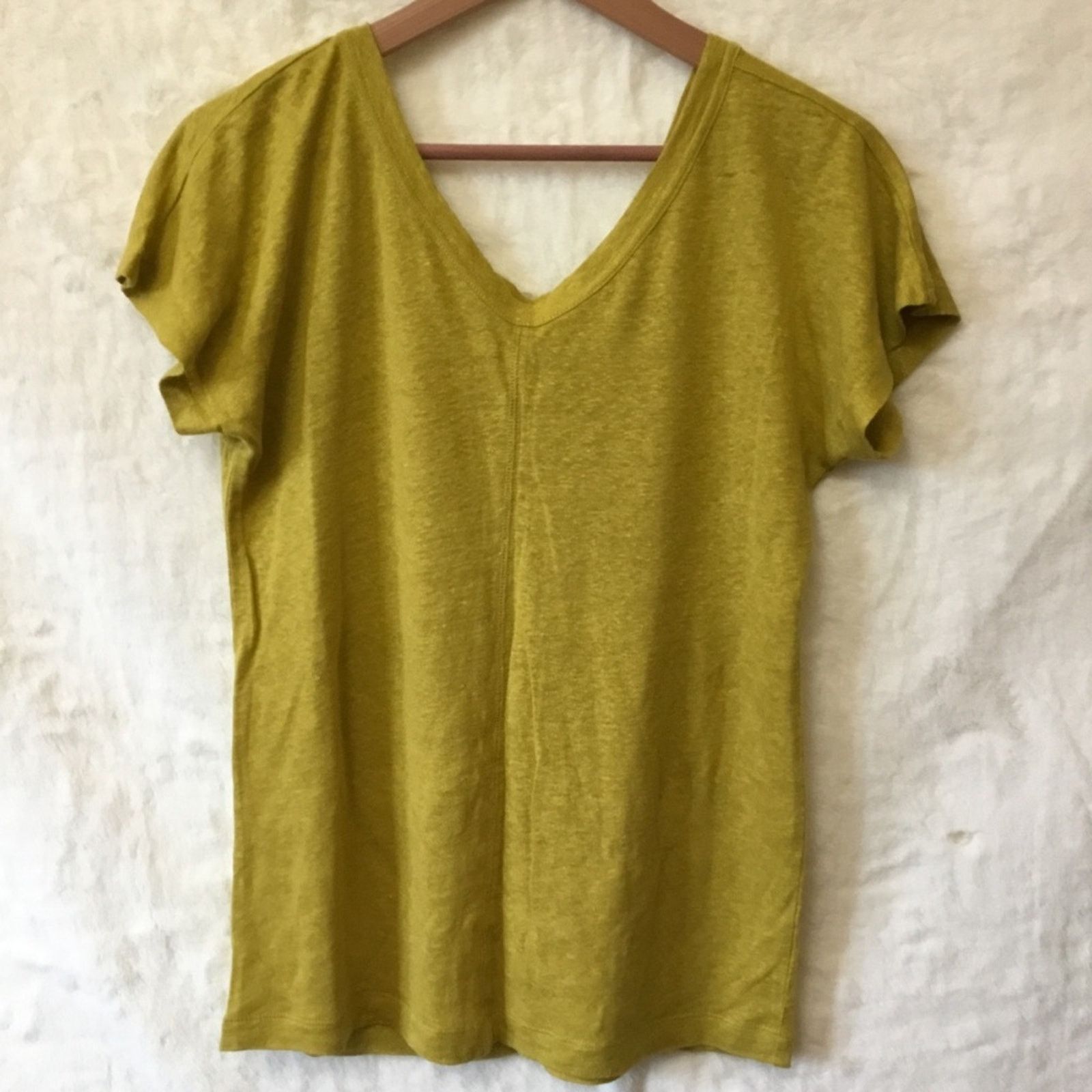 Banana Republic Banana Republic Gold Double Side V-Neck Linen T-shirt Size XS / US 0-2 / IT 36-38 - 1 Thumbnail