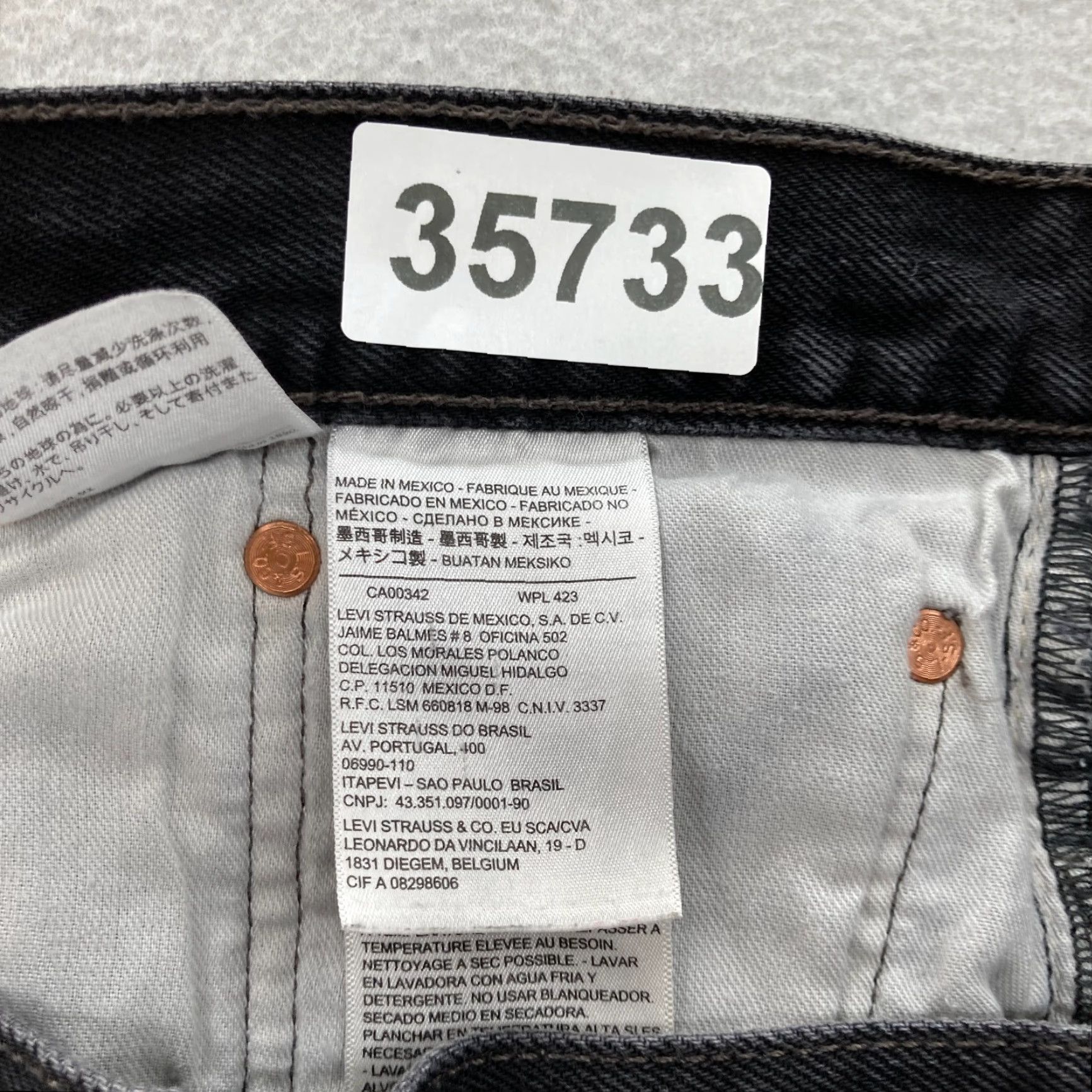 Levi's VINTAGE Levi's 501 Jeans Mens 40x30 Straight Black Denim Button Fly Grunge Y2K Size US 40 / EU 56 - 5 Thumbnail