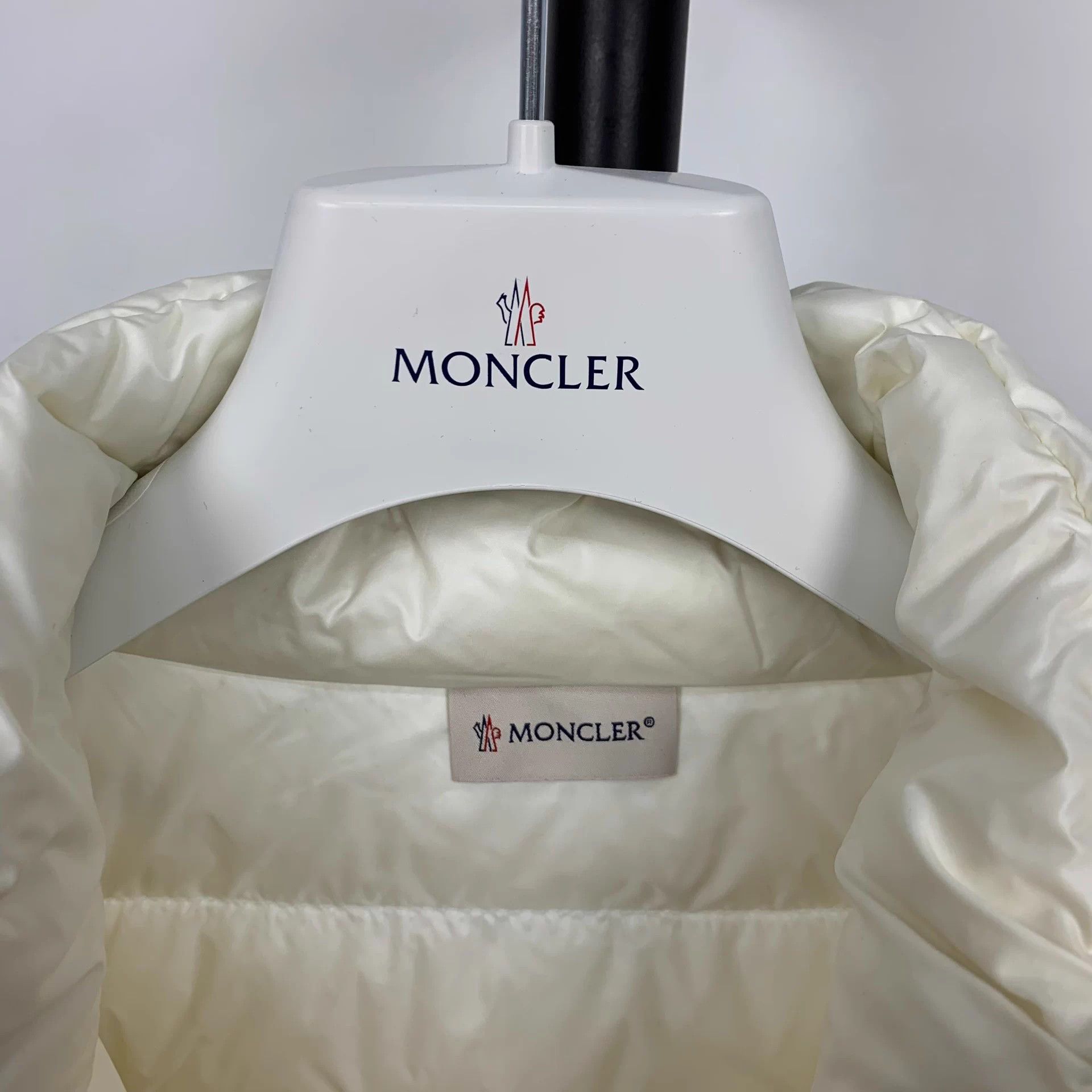 Moncler Moncler Padded Corduroy Down Jacket White M Size M / US 6-8 / IT 42-44 - 2 Thumbnail