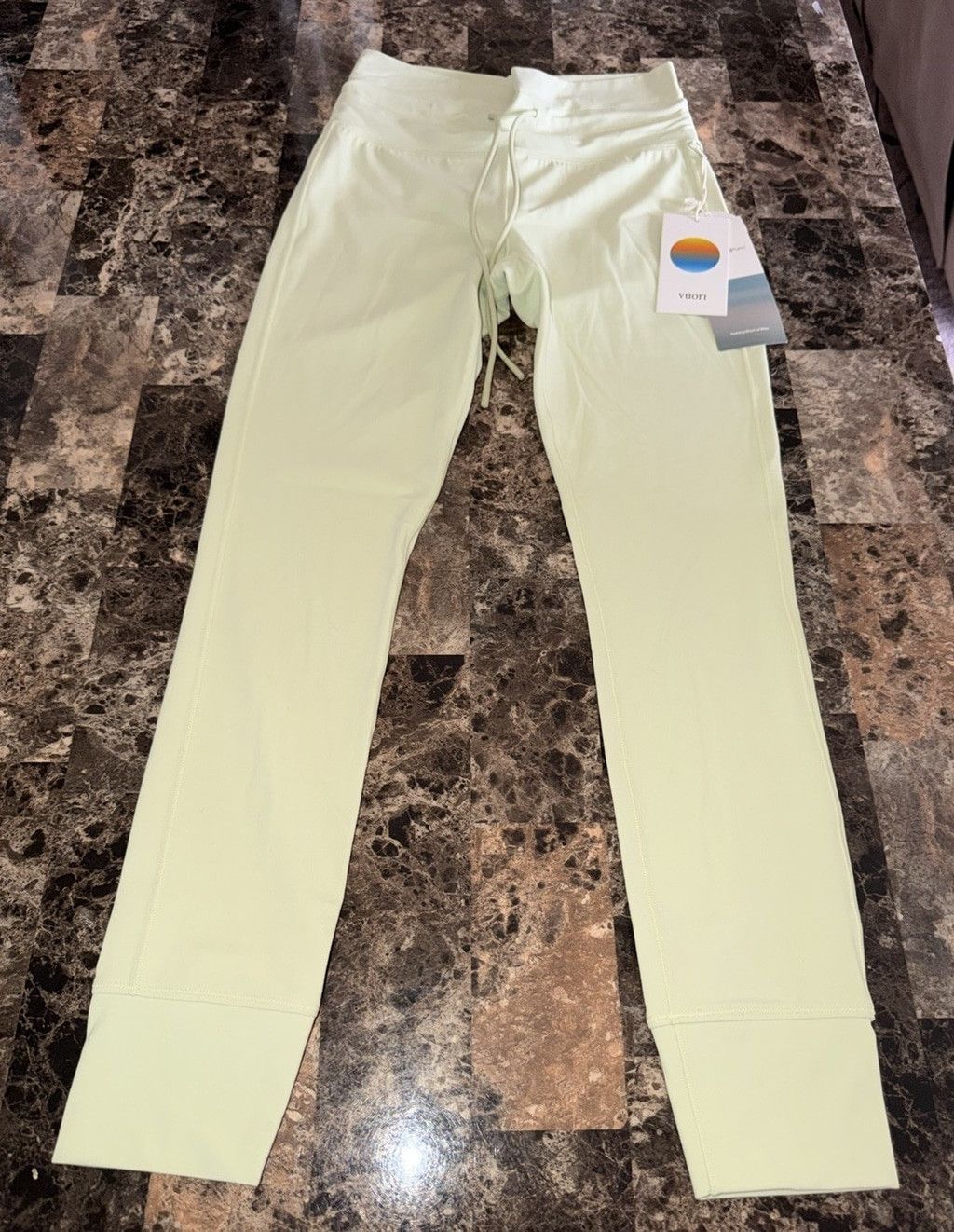 Vuori VUORI DAILY FORM LEGGING 25” LEMONGRASS COLOR X-LARGE NWT Size 38" / US 16 / IT 52 - 4 Thumbnail